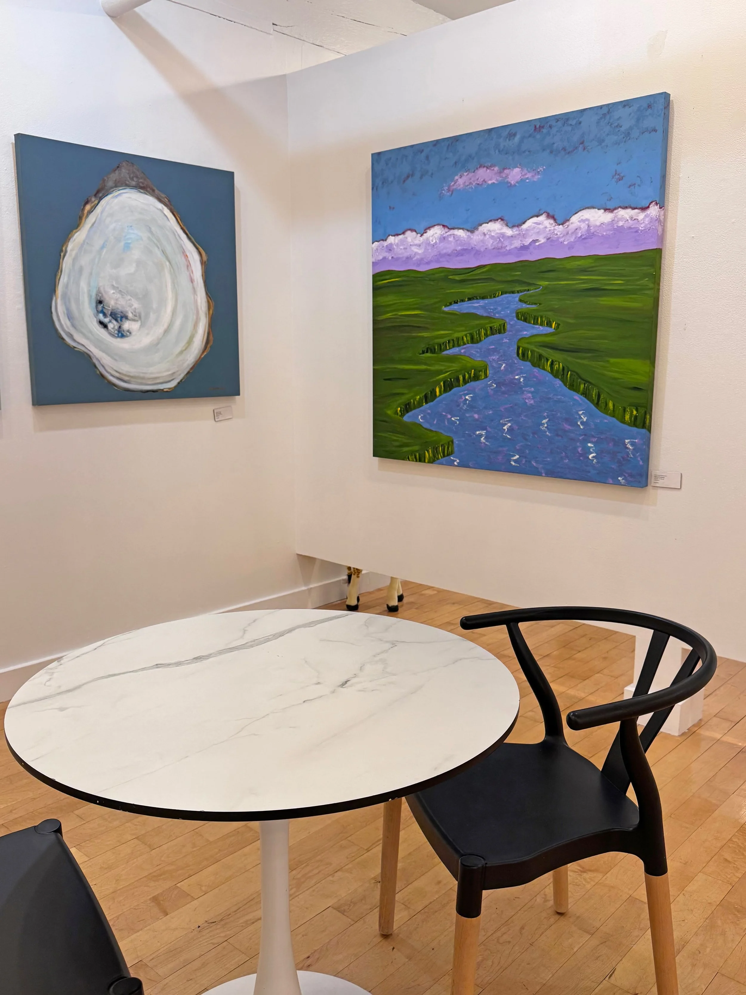 I love this corner @galarayhouse in SoWa Boston with my Morning Meditation painting hanging next to this gorgeous oyster painting by my buddy @annefharney  Really someone should by this duo, they look so fabulous together!! 
.
.
🖼️🖼️
Morning Medita