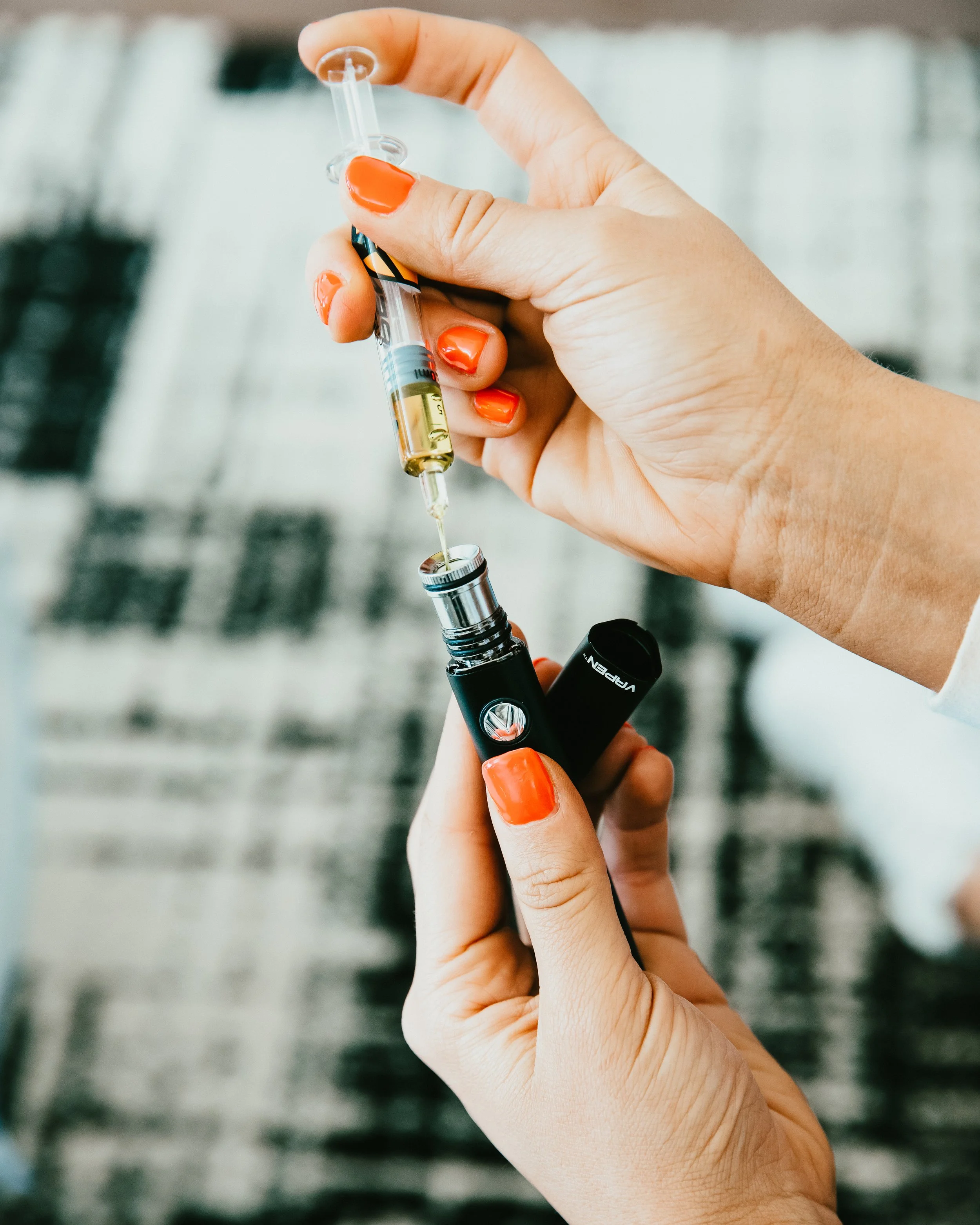 LIFESTYLE_REBIRTH_DIAMONDPEN_GLASSAPPLICATOR_01.jpeg