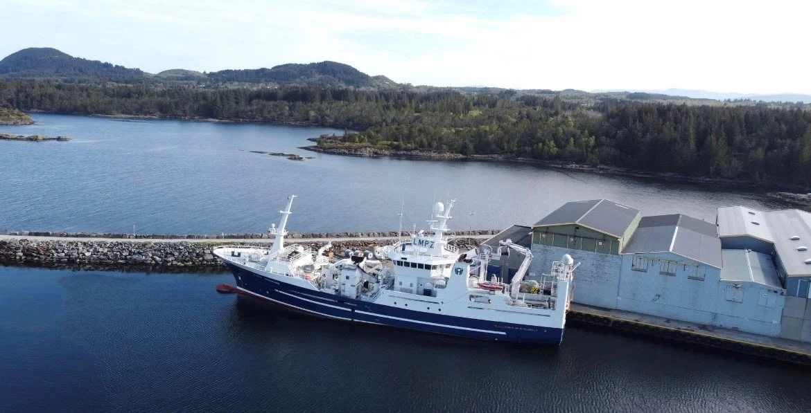 MS Krossfjord picks up its purseseine at Fiskenett