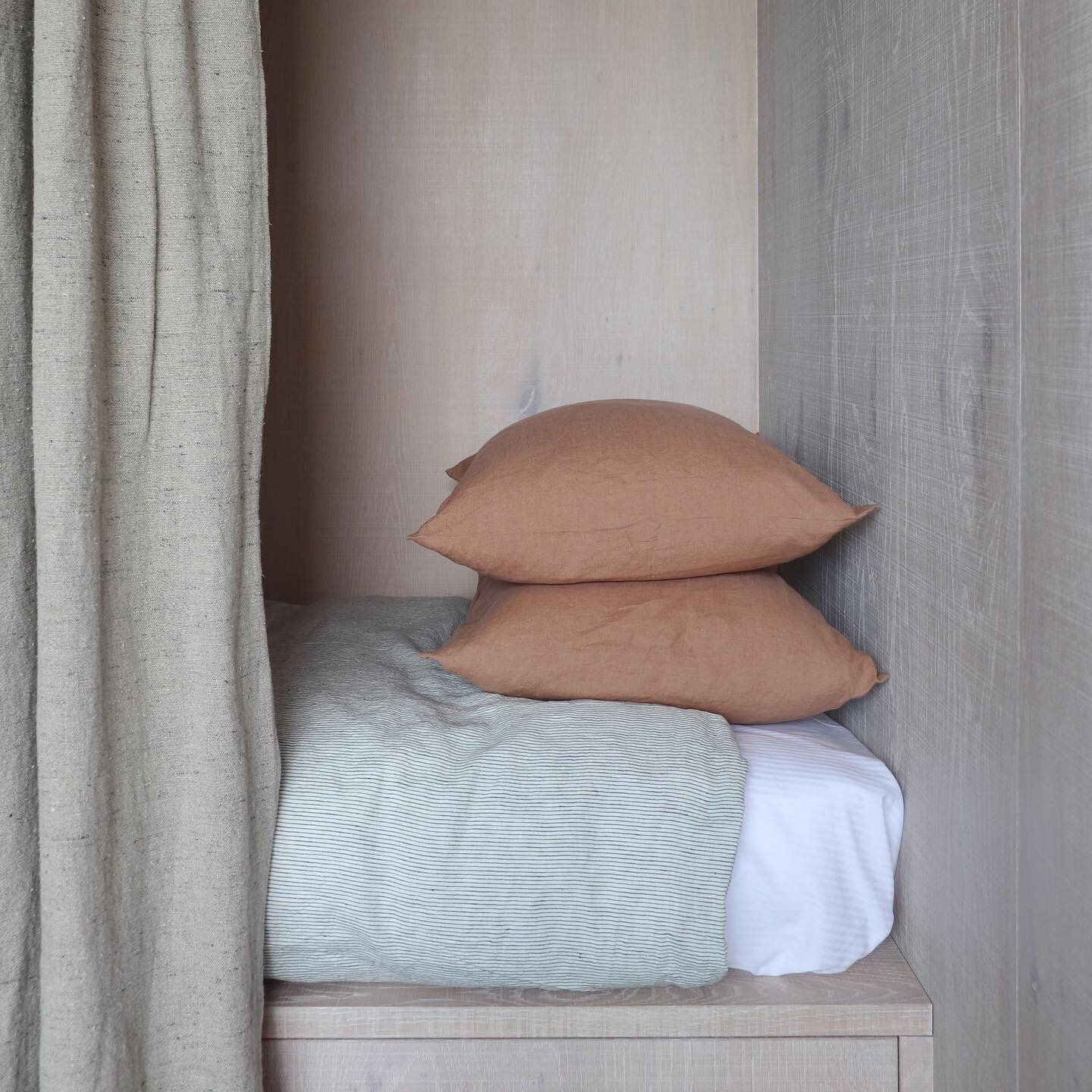 &lsquo;Te Mania&rsquo; - a beautiful project I recently worked on.

This gorgeous double sided linen curtain gave the textural balance we were looking for against the timber walls.

Not to mention the super cool linen bedding from one of my faves - @