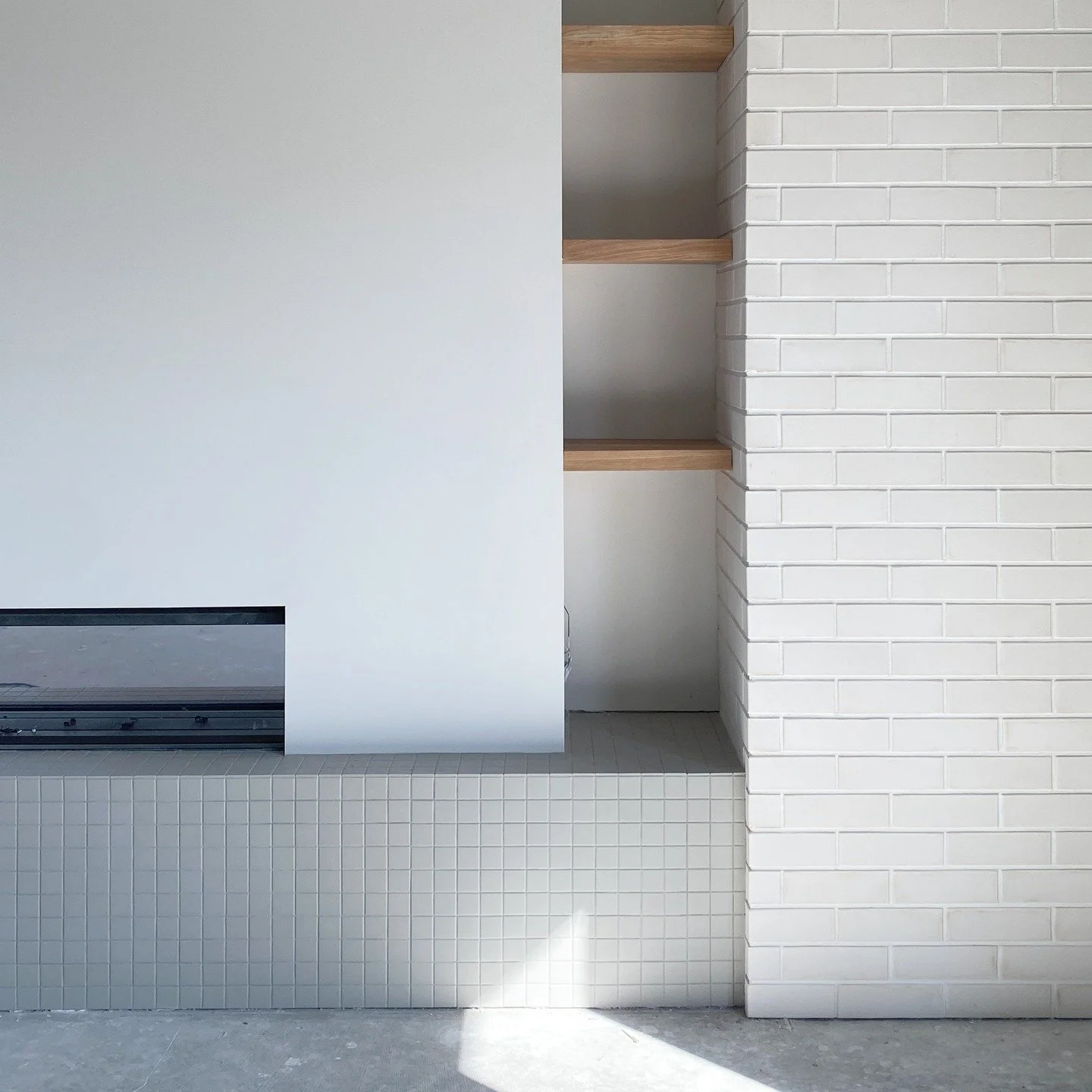 Love the simplicity of this fireplace in the newly completed Peakviews Clubhouse.

A change in scale and tone helps to differentiate the two hard surfaces, timber shelving adding warmth...

#interiordesignnz #interiordesignhawkesbay #interiordesigner