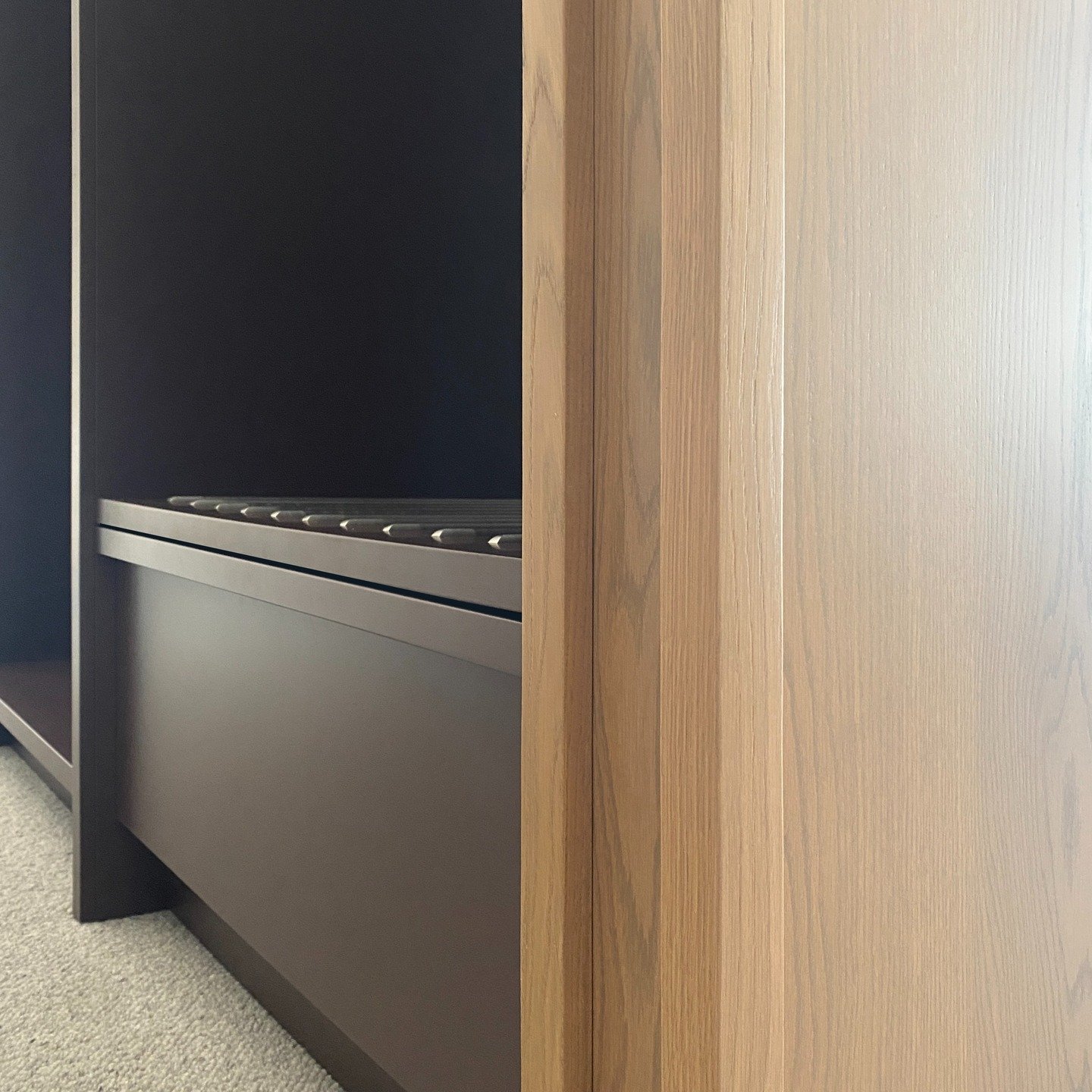 d e t a i l s - N E W L O D G E 

client: @craggyrange 
architect: @clarkson.architects 
interiors: @maho_interiors 
builder: @ainsworth_collinson 
joiner: Hawkes Bay Furniture
carpet: @artisancollectivenz 

#nzinteriordesign #lodge #details #nzinter