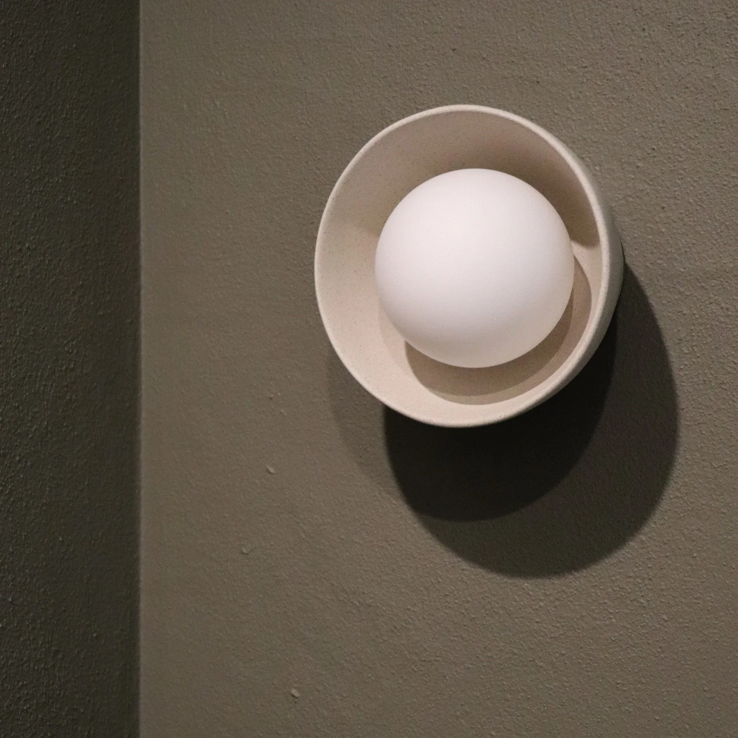 l i g h t d e t a i l s 

a smooth ceramic surface contrasted with the rough plastered wall in the powder room at the new Craggy Range Lodge.

@craggyrange 
@sociallightnz 

#nzinteriors #bathroominteriors #lights #details #powderroom