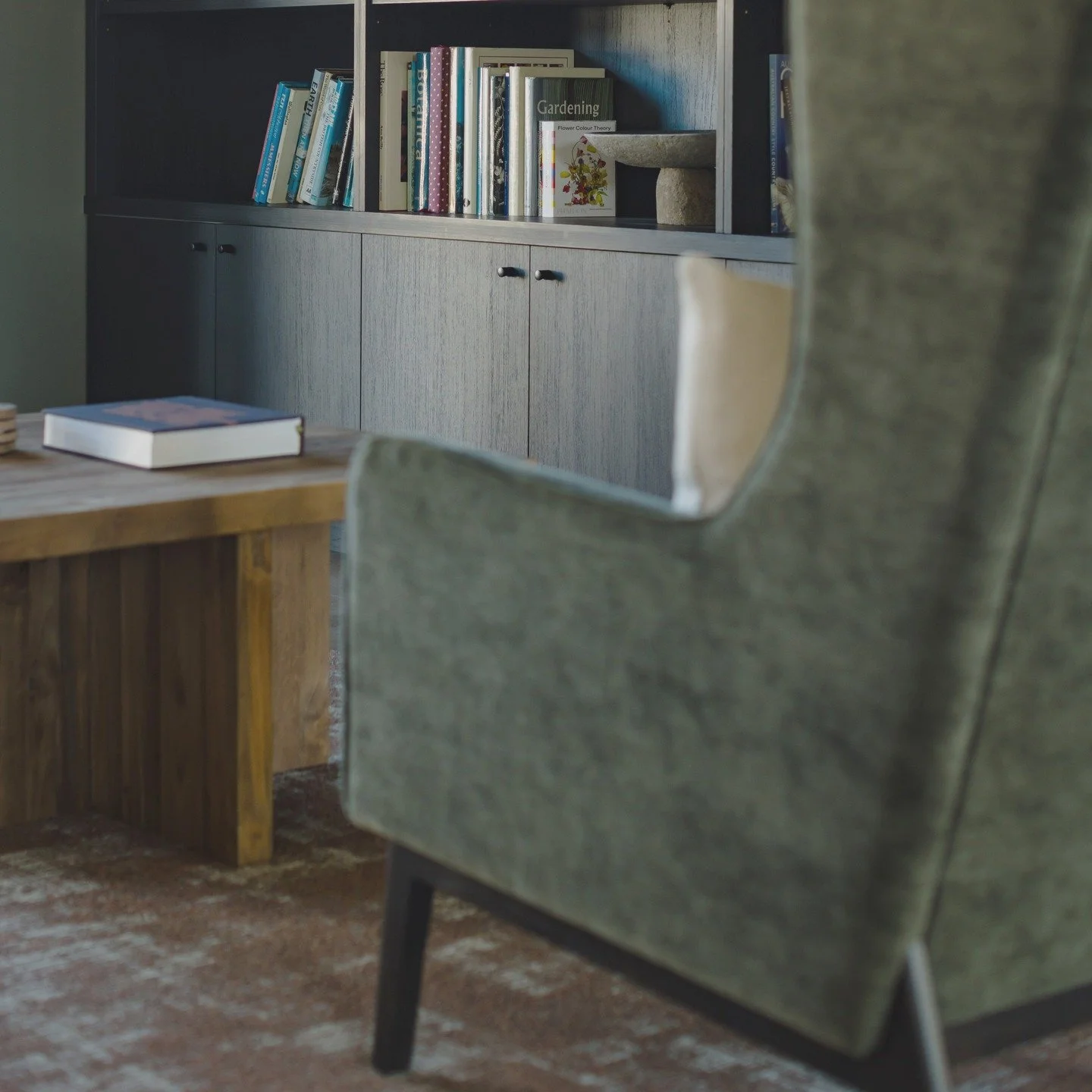 The library space at the new Clubhouse at Peakviews Lifestyle Village in Hawke&rsquo;s Bay offers a quiet place to pause.

A corner for reading and a great way for residents to share books with one another.

@tumugroup 
photography by @kirsten.simcox
