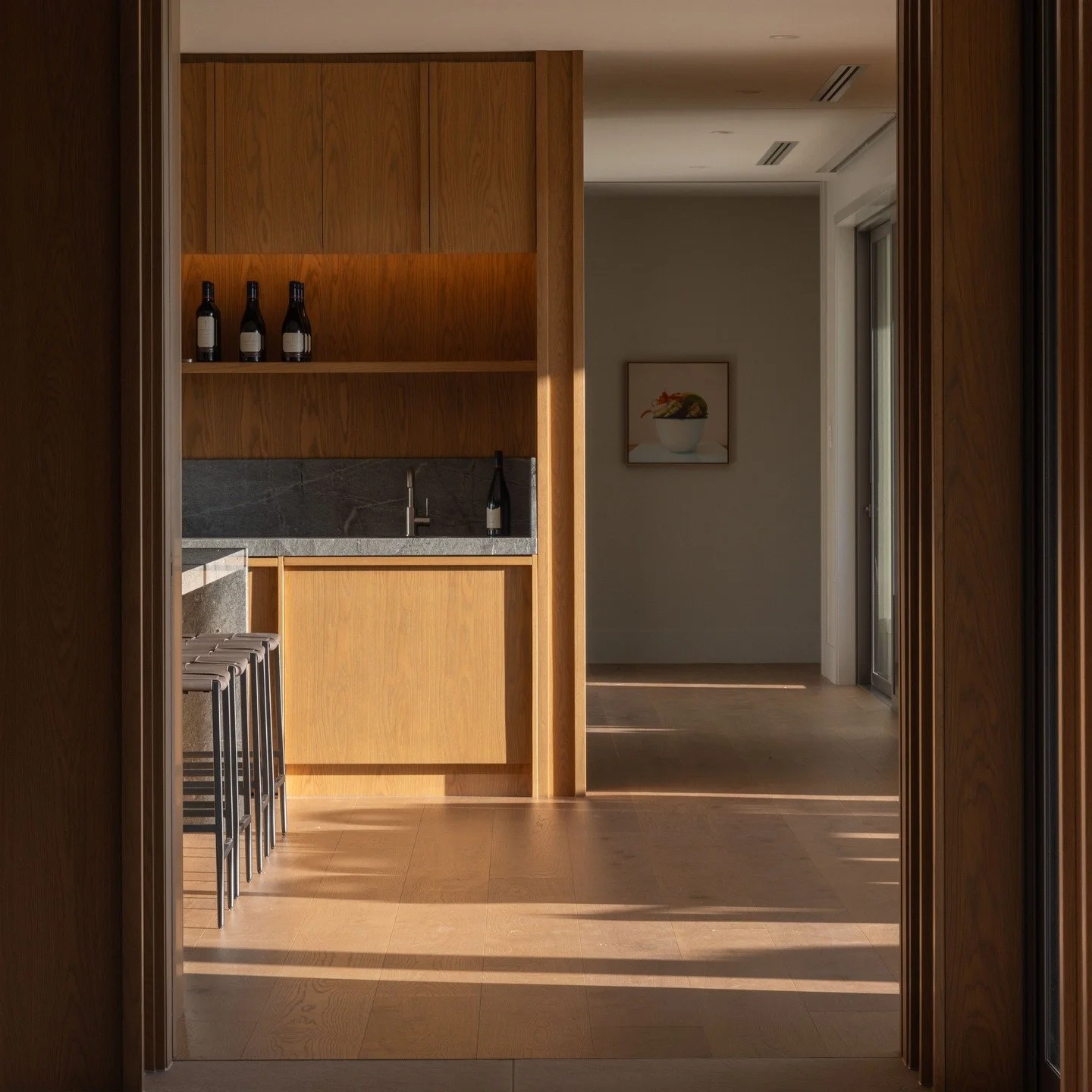 B A R D E T A I L S

Morning light filtering across the bar area at the new @craggyrange lodge.

An enduring palette of natural materials is carried throughout the lodge, echoing the brands strong connection to the landscape.

Architect: @clarkson.ar