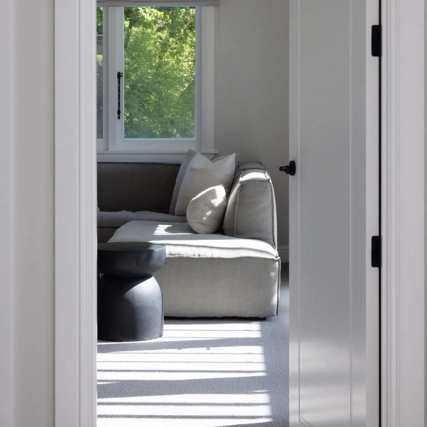 This space in our Chambers Street project invites slow and relaxed weekends. Where heritage details sit comfortably alongside modern furniture, creating a home that feels easy and effortless for a busy family.

Interiors: @maho_interiors 
Builder: @i