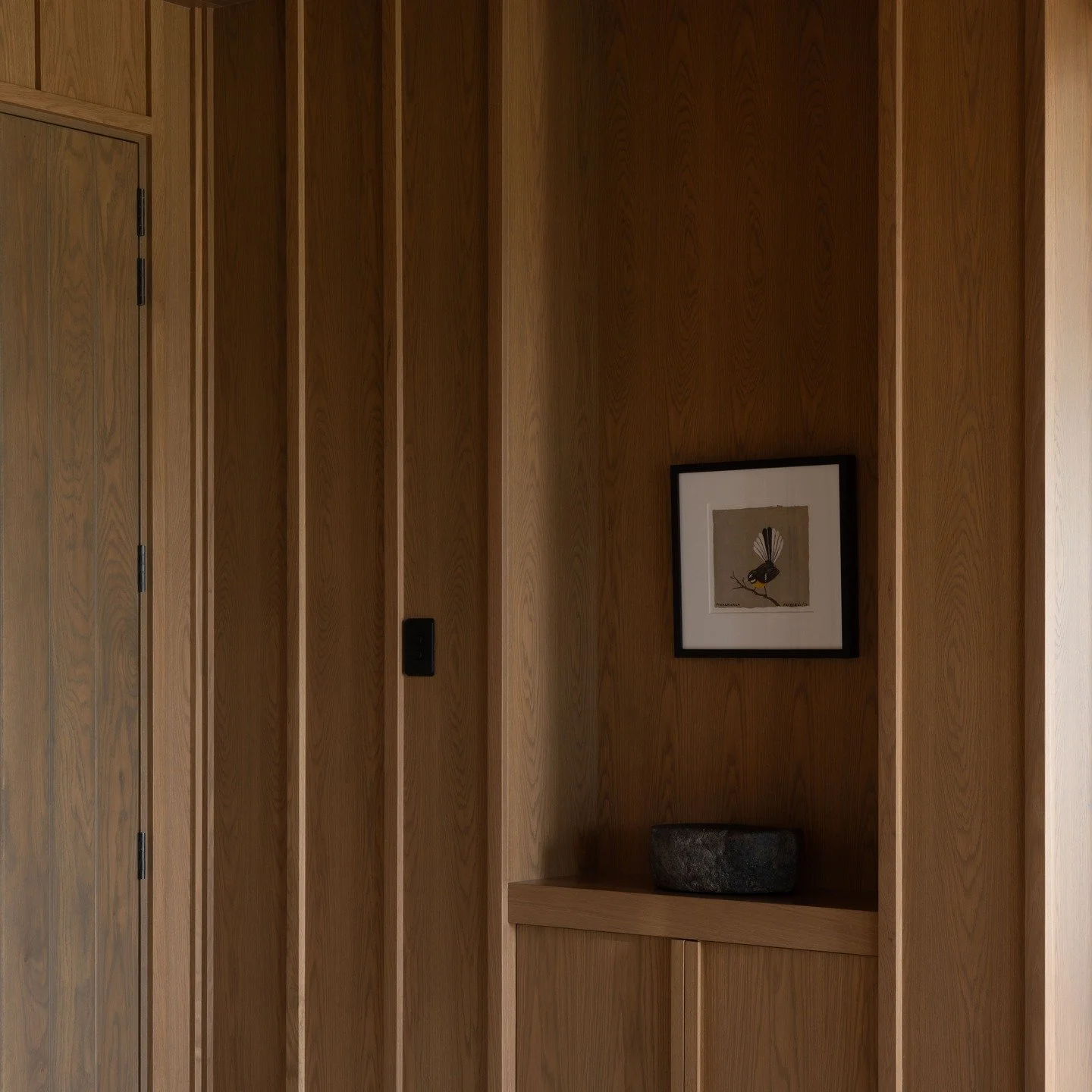 e n t r y

..... this beautiful timber lined entry at the new Craggy Range Lodge wraps a warmth around you as you begin your journey into the space. A quiet transition between the exterior and interior...

Interiors: @maho_interiors 
Architect: @clar