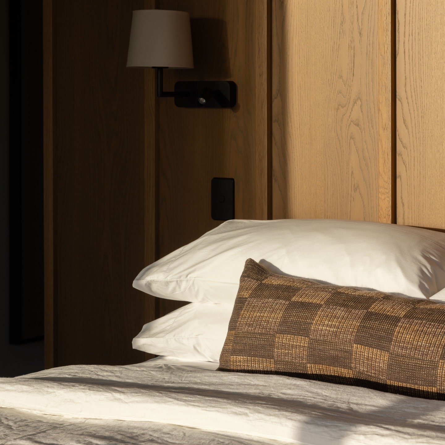 Morning light filters into a bedroom at the @craggyrange new Lodge. 

Photography: @hazelredmond_ 
Interiors: @maho_interiors 
Builder: @ainsworth_collinson 

#lodge #nzinteriors #hawkesbaydesign
