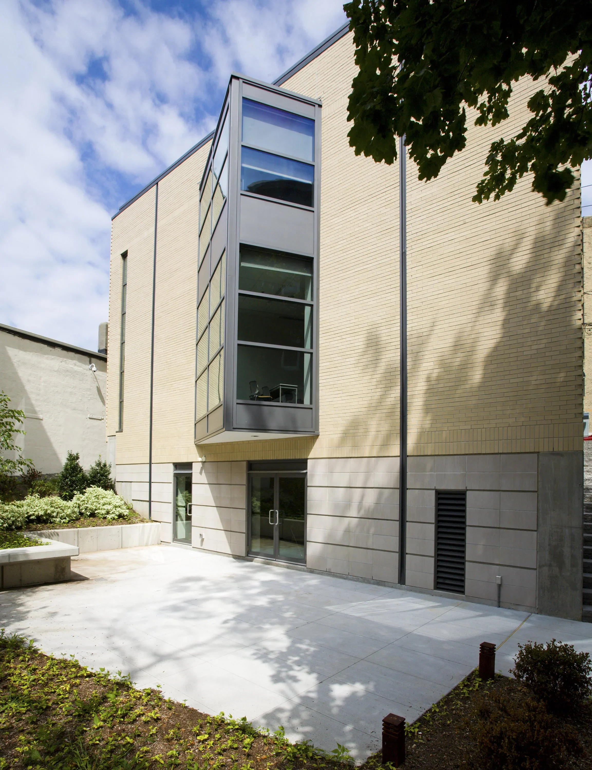 backview_exterior.webp