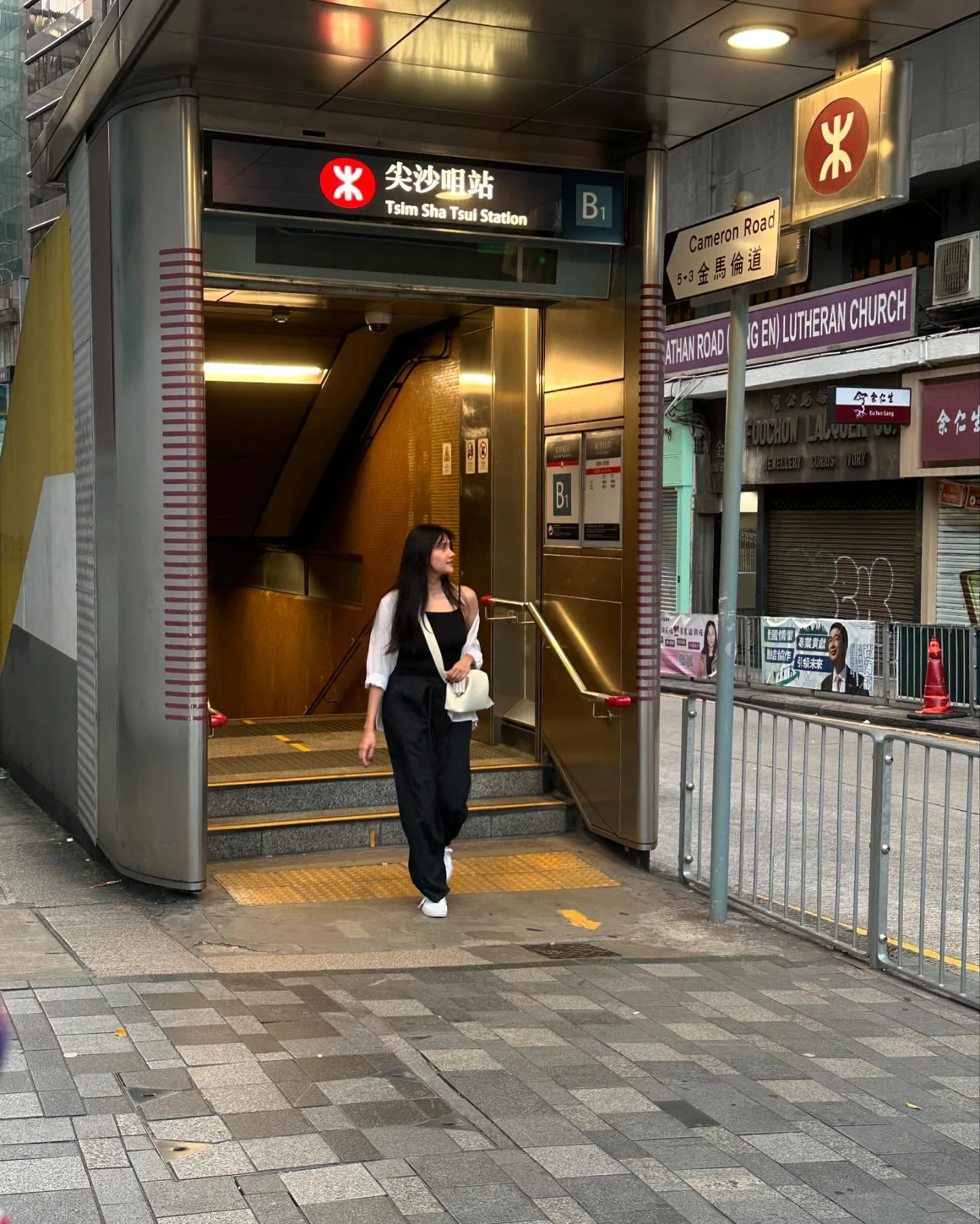 Hong Kong will always have such a special place in our heart. There is something so uniquely charming about it. Over the next few days, we will be sharing some of our favorite neighbourhoods with you - Sheung Wan, Sham Shui Po, Wan Chai and other are