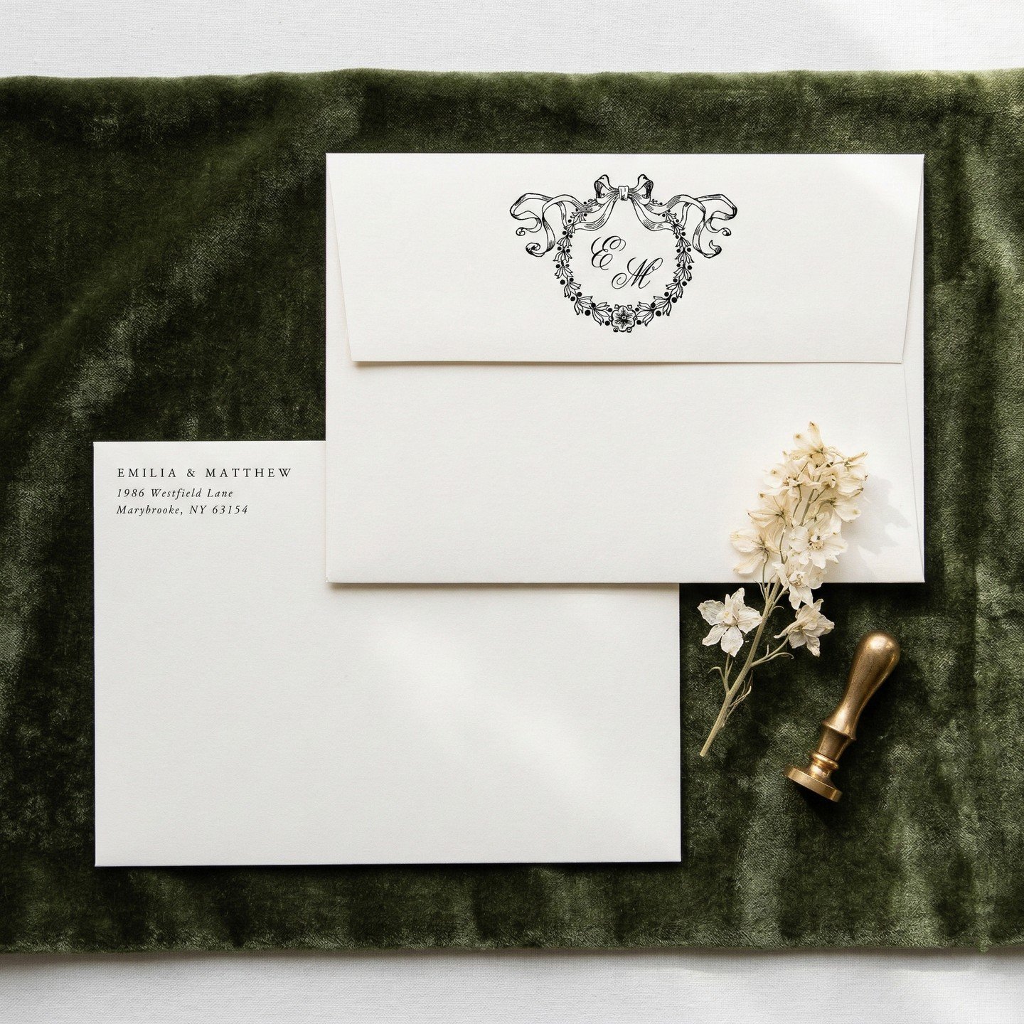💌 Set the tone for your wedding the moment your guests receive their wedding invitations in the mail.⁠
⁠
Light cream white envelopes with custom monogram inside a vintage wreath and return address on the front of the envelopes.⁠
⁠
⁠
#vintagewedding 