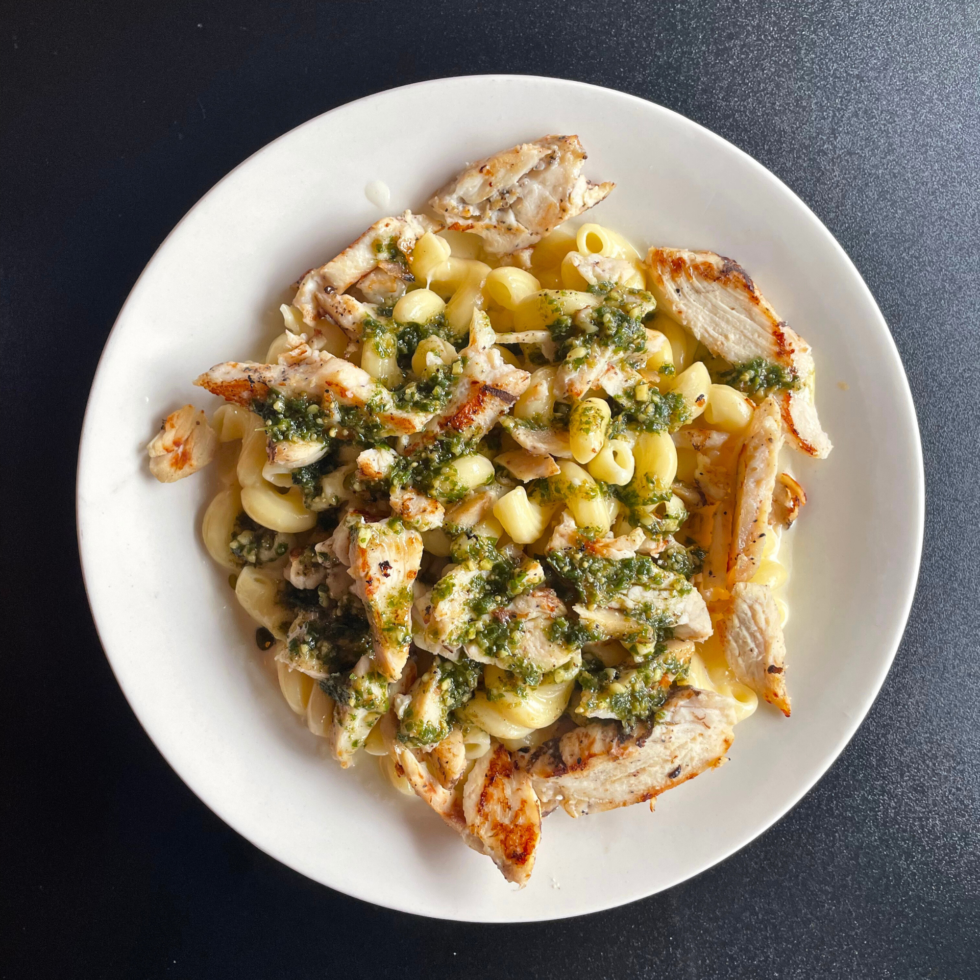 Pesto Mac and Cheese with grilled chicken
