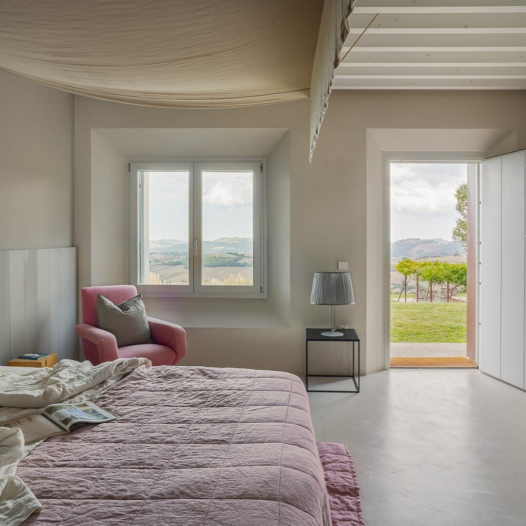 Wrapped in luxury and comfort, waking up to a view of the beautiful Italian countryside!
#malatesta #malatestamaison 
.
.
.
.
.
#luxuryliving #italianparadise #marche #italy #pergola #italysummer #summerholidays #villa