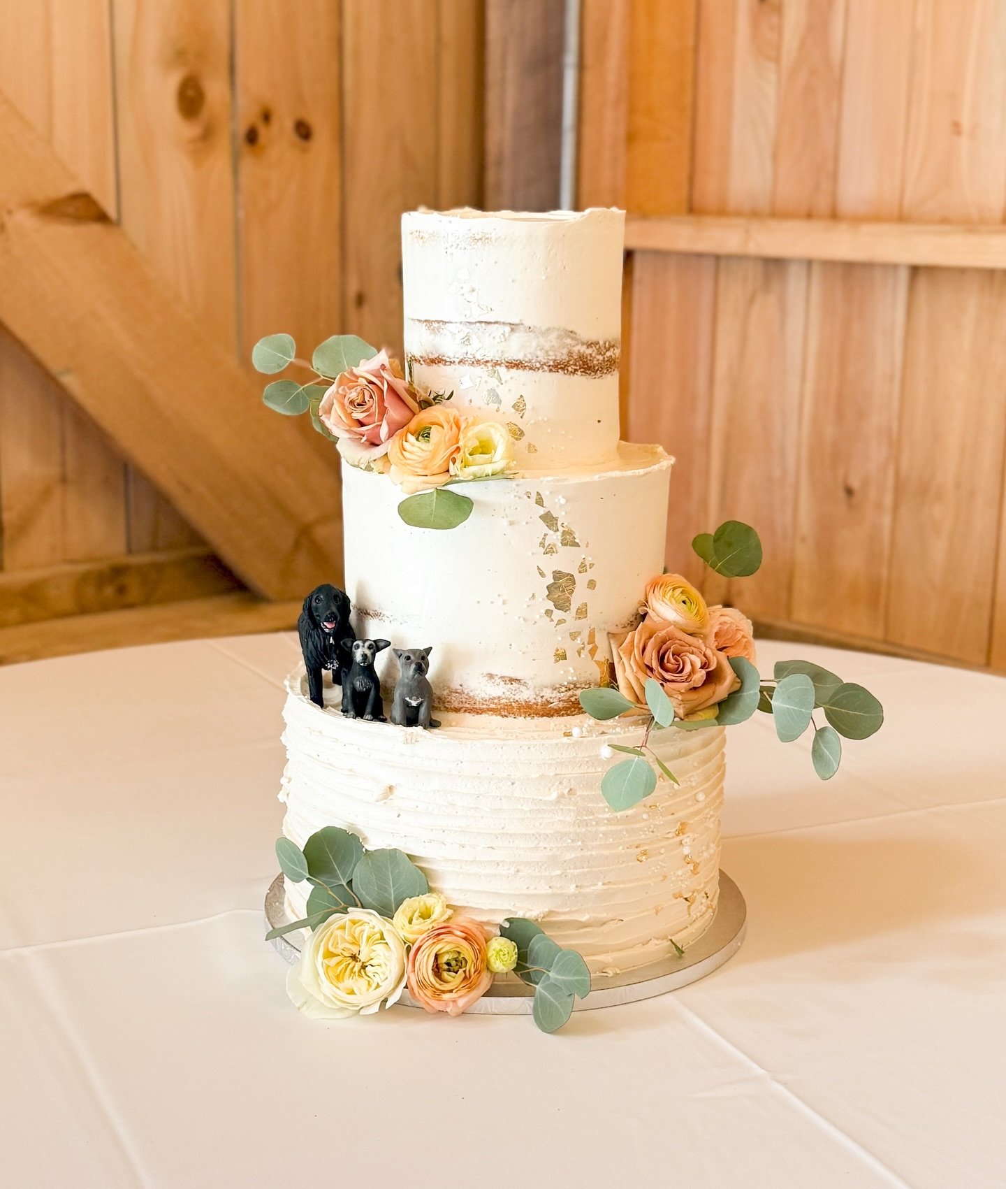 Such a gorgeous event! I love when the couple gets figurines of their dogs to put on the cake. Congrats to the happy couple 🤍

Inside: top two tiers: lavender cake, lemon curd filling, earl grey buttercream; bottom tier: chocolate cake, cookies &amp