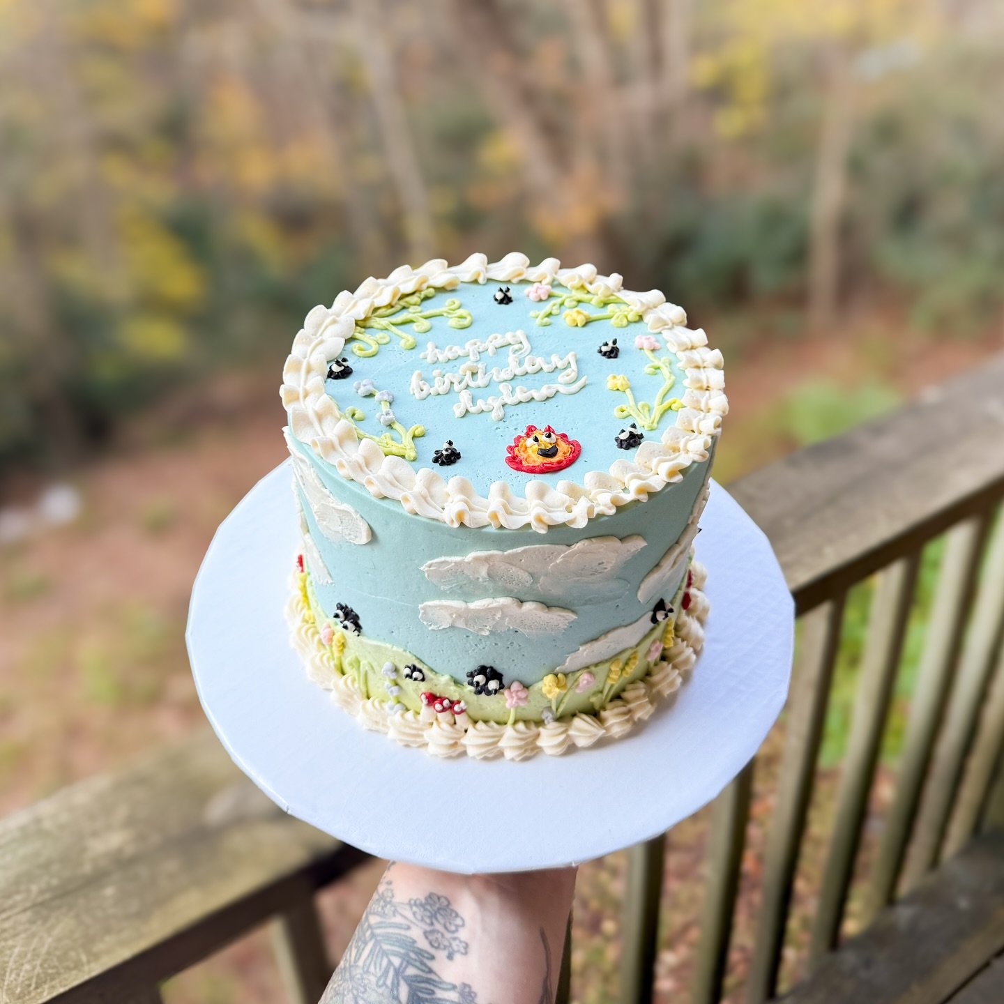 Studio ghibli cake for my birthday love @deeelun 💜💛🤍

Lemon cake with lemon curd filling and lavender buttercream made by @raspberriandi