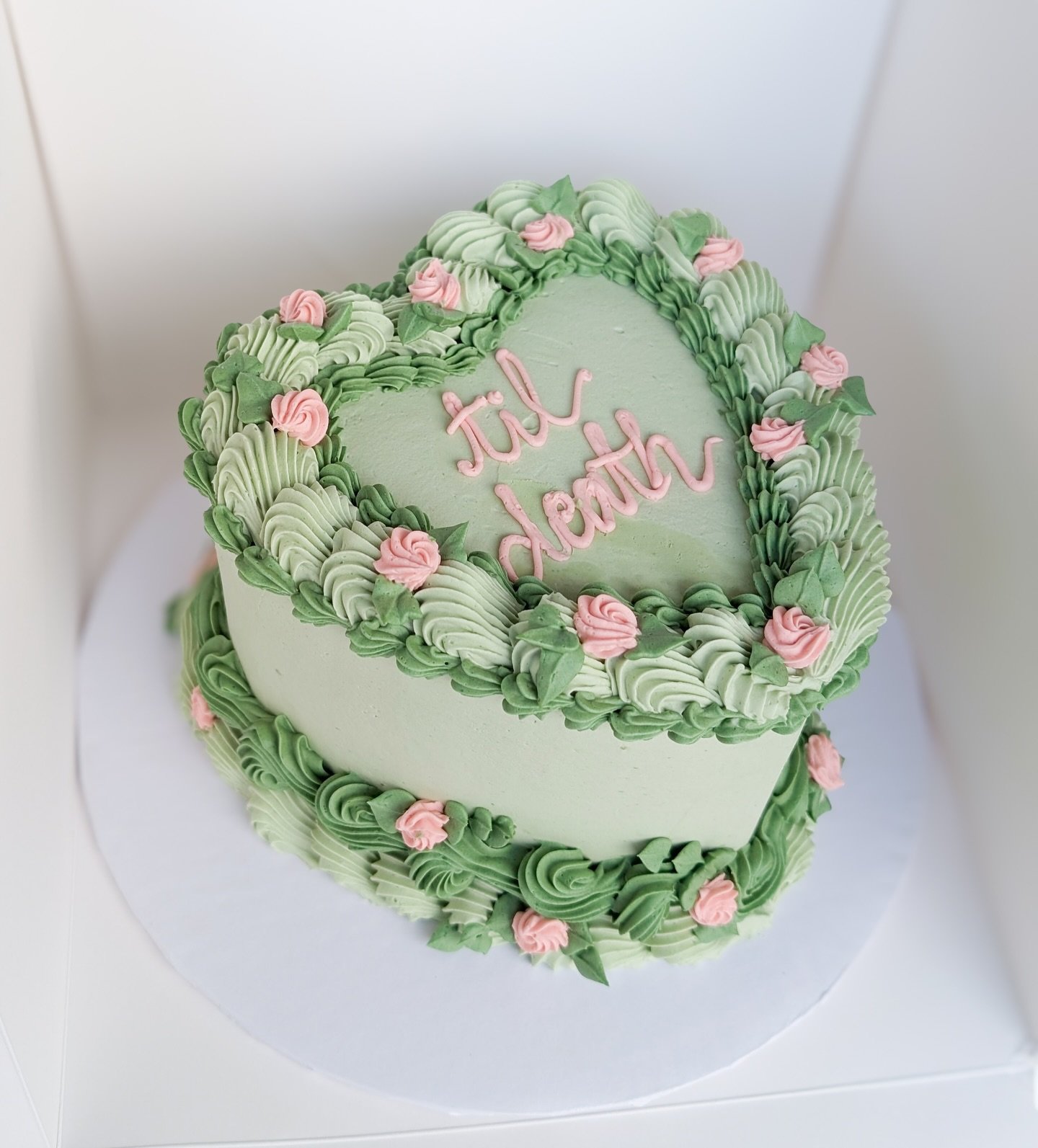 A sweet little elopement cake 💓 

#cake #buttercream #handmade #heartcake #cottagecore #vintagecake #queerart #womanownedbusiness #smallbusiness