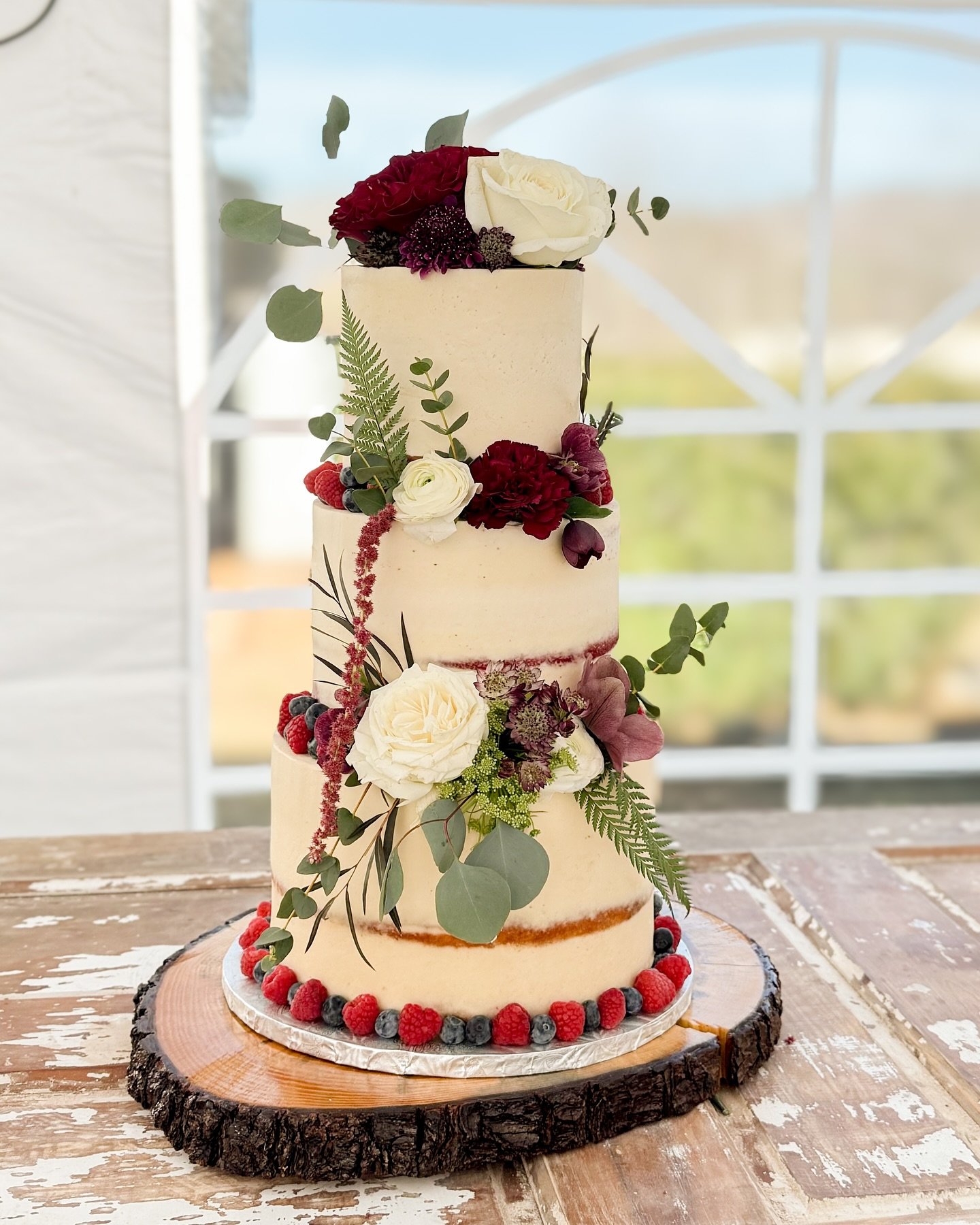 A lovely late fall wedding 🤍

Flavors: vanilla and red velvet with @heritage.homestead.dairy goat milk caramel and cream cheese buttercream

Made with love by @raspberriandi 💓
