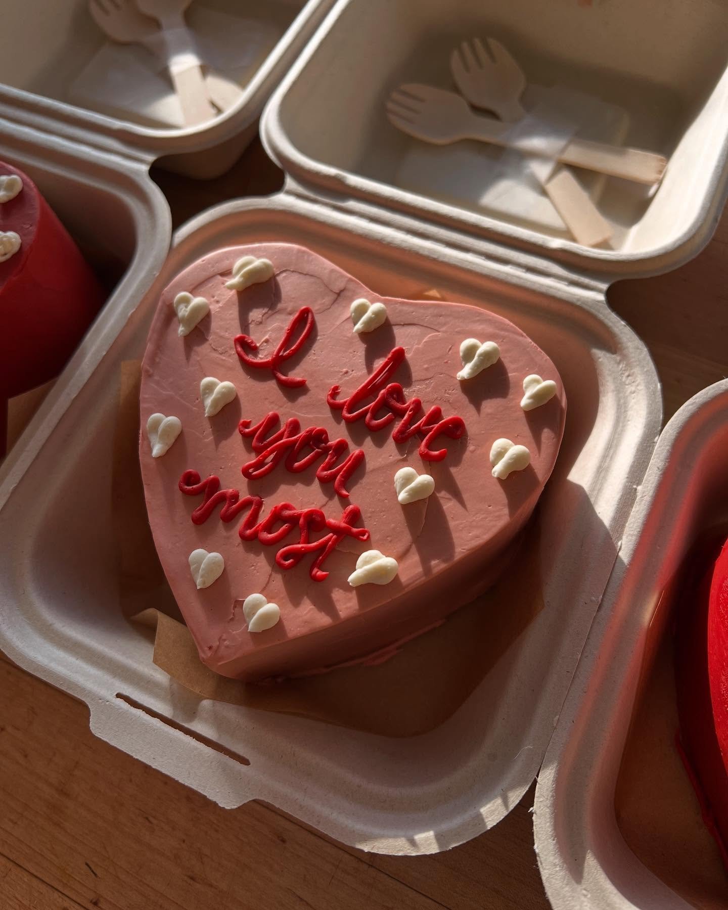 ‼️VALENTINE&rsquo;S BENTO CAKES PREORDER NOW OPEN‼️ details below

&hearts;️ $35 starting price
&hearts;️ local pickup
&hearts;️ options to customize colors, design, flavors, and writing
&hearts;️ 2-4 servings (perfect for sharing with someone specia