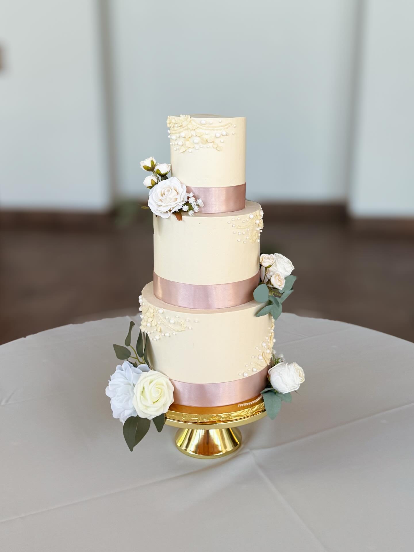 Been a little quiet on here, but still baking away! An elegant 3 tier from this weekend 🤍
 
Made by @raspberriandi &amp; @marmthelad