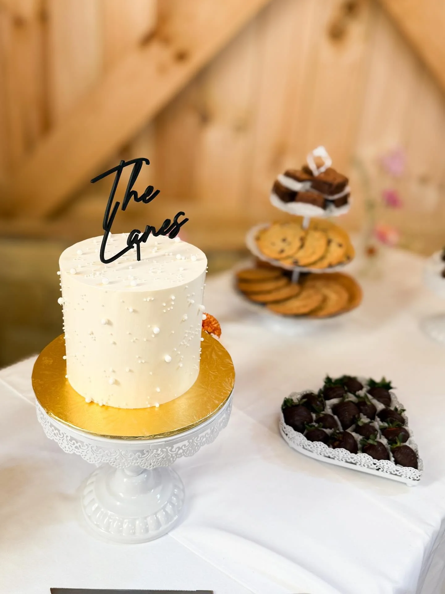 Another dessert table for a lovely event!🤍🍓

Cake flavors: chocolate cake with vanilla buttercream 

Small treats: snickerdoodles, chocolate chip cookies, brownie bites, and chocolate covered strawberries 

Made by with love by @raspberriandi

Coup