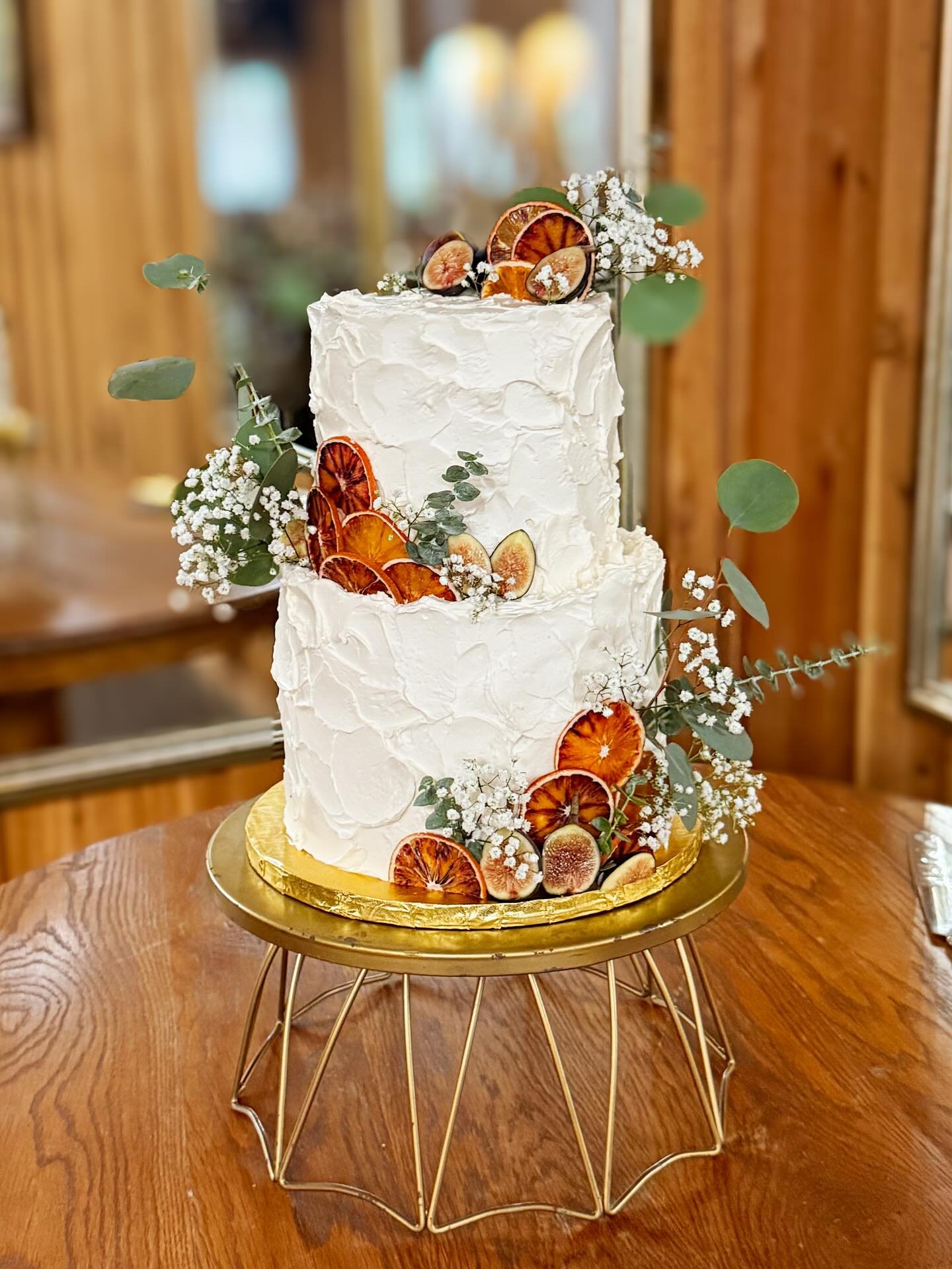 Another dreamy fall wedding at @twickenham_house 🍂

Flavors: orange zest cake with earl grey buttercream 

Made by @raspberriandi &amp; @marmthelad 

Flowers by @bouquet_florist_boone_