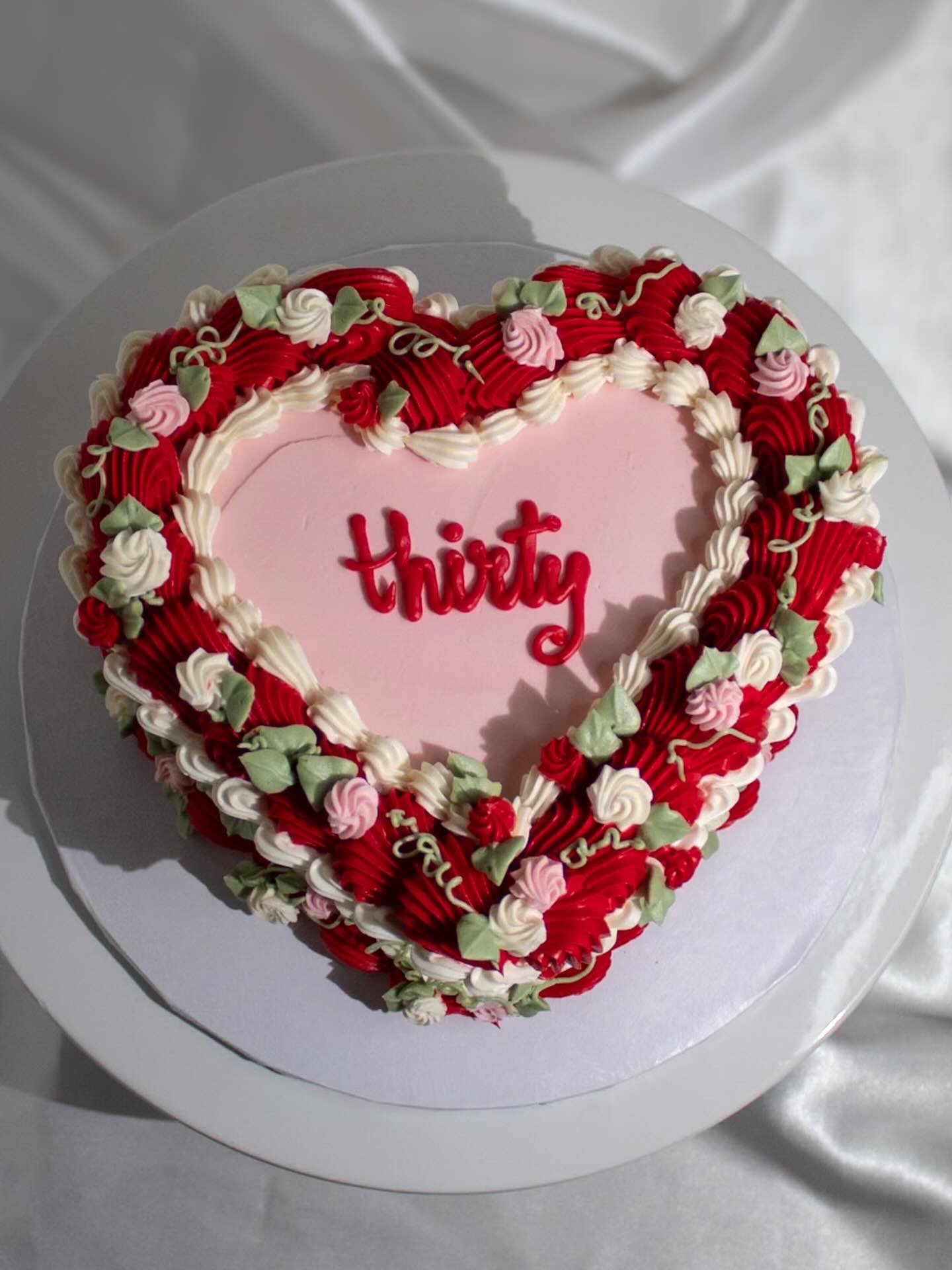 thirty❣️

Love how this one turned out! 

Flavors: red velvet with cream cheese buttercream 

Made with love by @raspberriandi