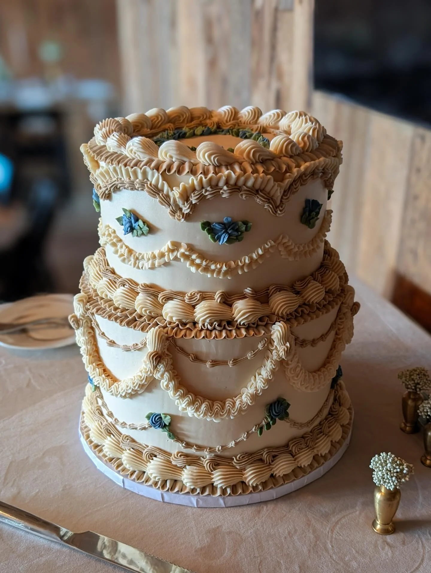 So happy with how this spring beauty turned out!! 

Flavors: bottom tier is vanilla cake with strawberry buttercream, top tier is chocolate cake with chocolate ganache 🍓🍰🍫

Made with love by @raspberriandi &amp; @squorrels