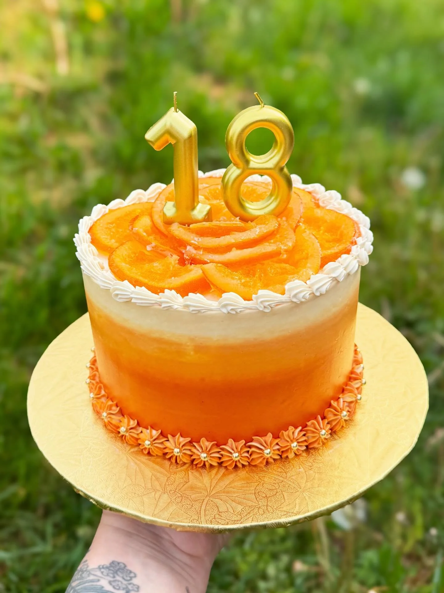 Little cutie from last weekend! 

Flavors: chocolate orange cake filled with orange curd and chocolate buttercream, topped with candied orange slices 🍊