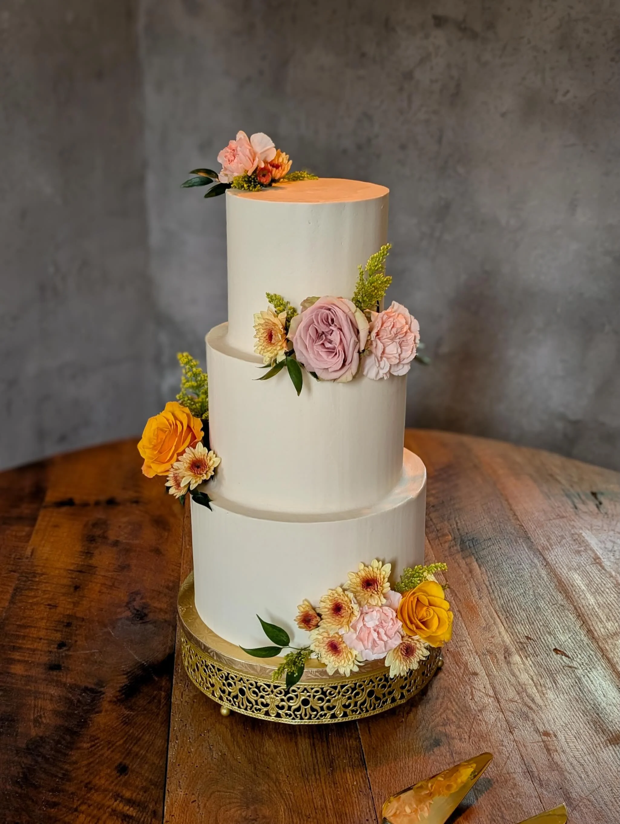 Simple and elegant wedding cake from this past weekend 🌸🧡🌼

Flavors: lemon cake with lemon curd and blueberry compote filling and cream cheese buttercream 🍋🫐