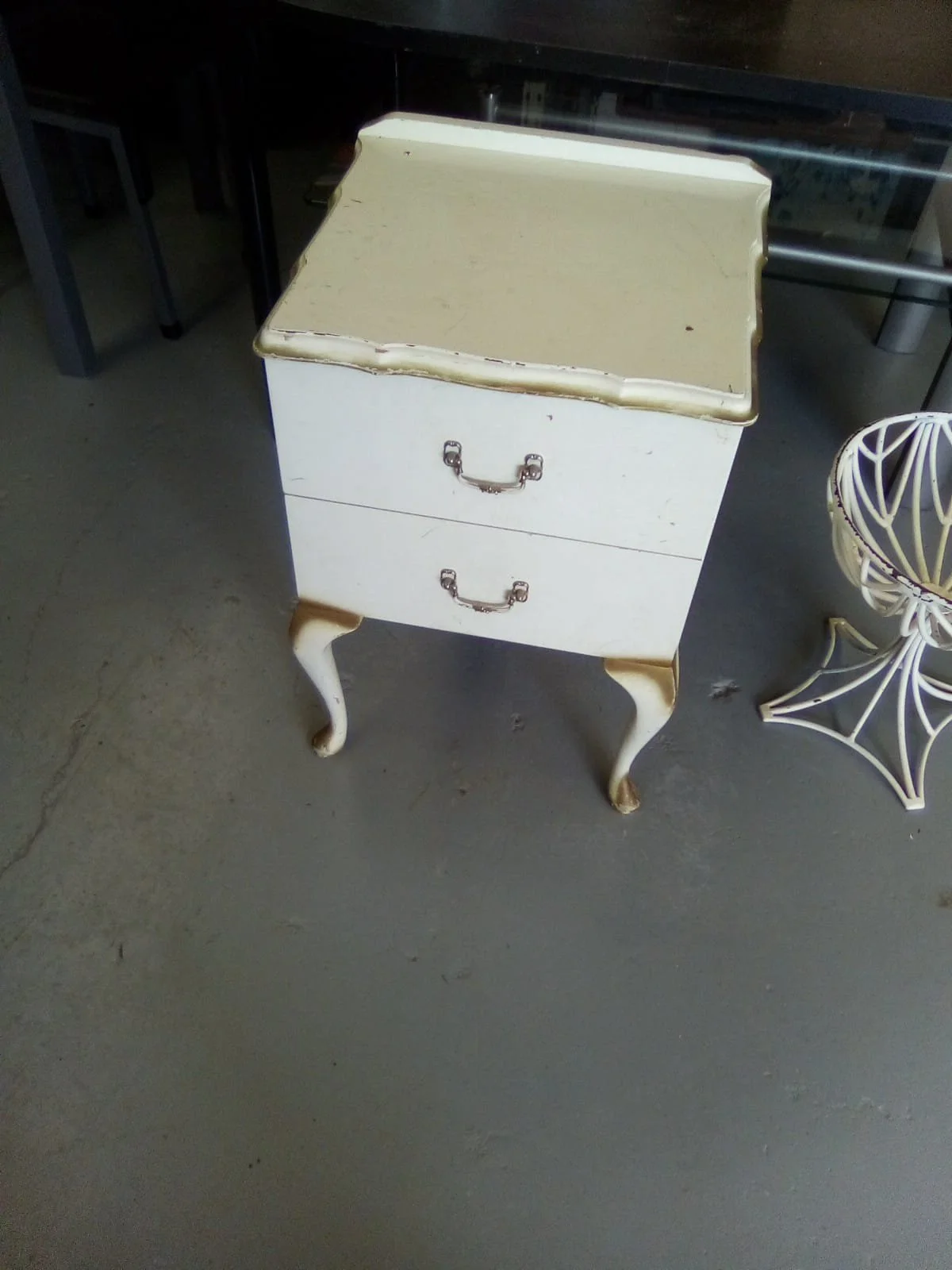 white bedside table.jpeg