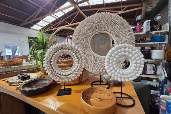 Round shell designs on top of shelf