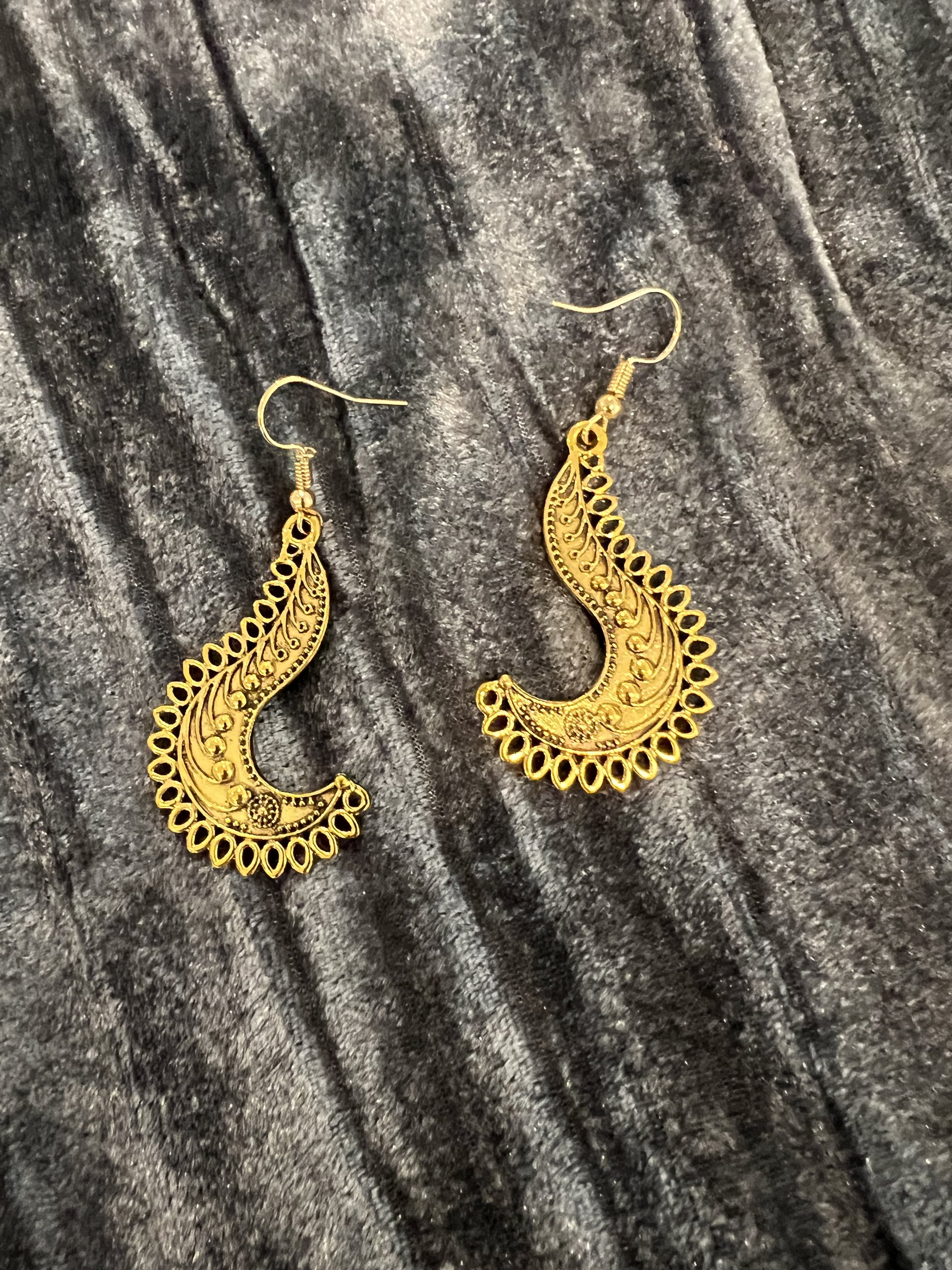 Elegant Gold Paisley Earrings