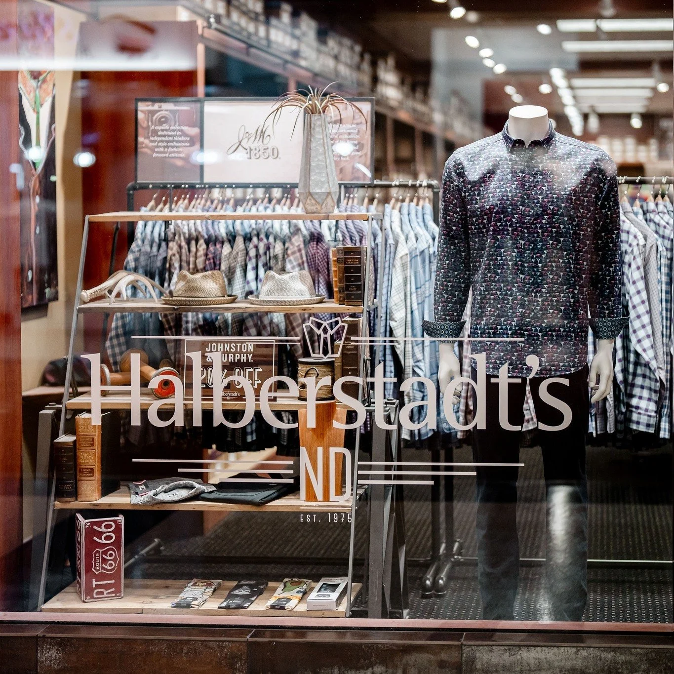 Window shopping has never looked this good. π 
Whether you’re strolling through the mall or scrolling through your feed, our displays give you a taste of the season’s best looks. Come see them in person.
#MensStyle #WindowShopping #Wes