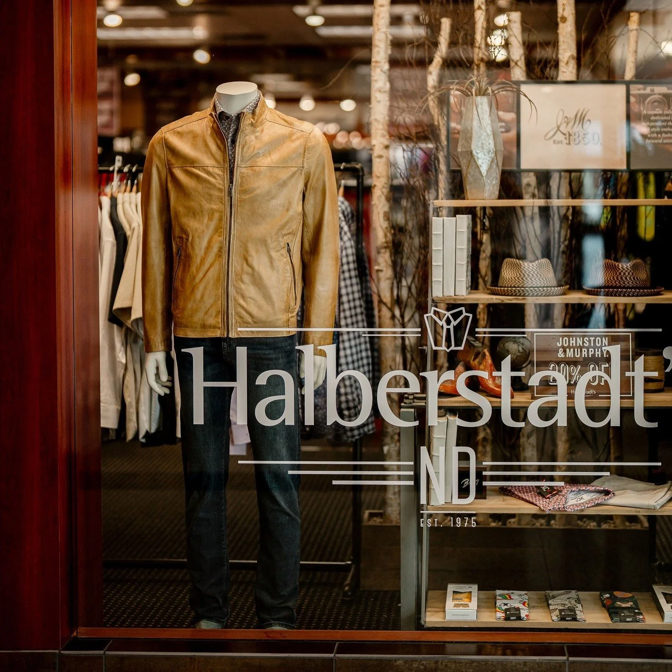 πΈ Caught your eye? That’s the idea. Our window displays highlight versatile menswear that works for work, weekends, and everything in between. 
Step inside for the full look.
#Halberstadts #MensStyleGoals #WindowShopping #WestAcresMall #Farg