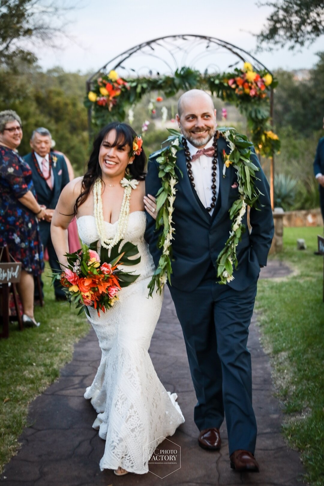 Getting closer to winter days and I&rsquo;m suddenly craving some island vibes 🏝️🌴🍹☀️ 

&hellip;..Like the ones at Heather and Jeremy&rsquo;s gorgeous wedding ❤️🌴🍹☀️💐🌺🌸

#hawaiian #islandvibes #winteriscoming #austinwedding #txwedding #txwedd