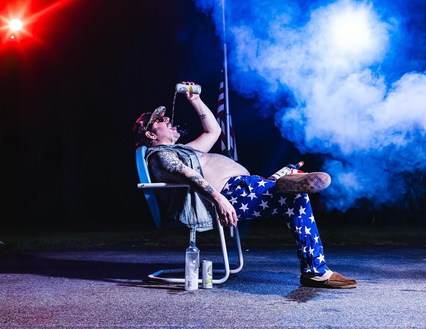 This is America.🇺🇸 🇺🇸 🇺🇸 

It&rsquo;s actually just my husband in his American flag pants and me with an idea&hellip;.. 

Was fun tho. &hearts;️ 

Swipe. &gt;&gt;&gt; to see the BTS 😂 📸 💕 

-
#fridaynightphotoshoot #newtools #newtechniques #