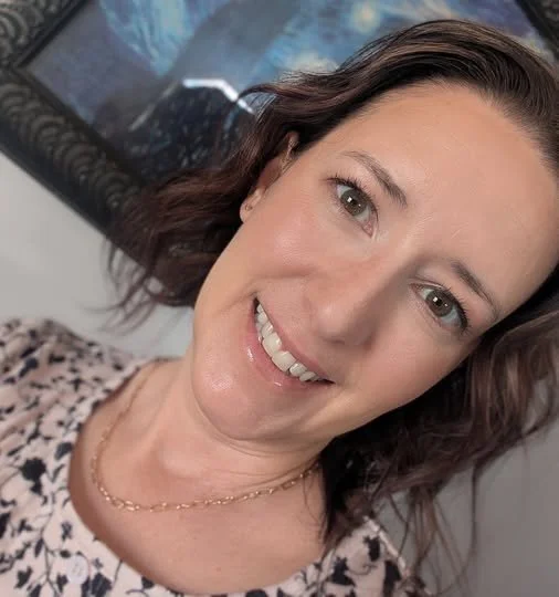 Something I see a lot that nobody really talks about.

A woman reaches out to me.
Her business is genuinely good.
She's good at what she does.
Her clients love her.
She's got referrals coming in.

But she hasn't sent three invoices yet.
Not because s