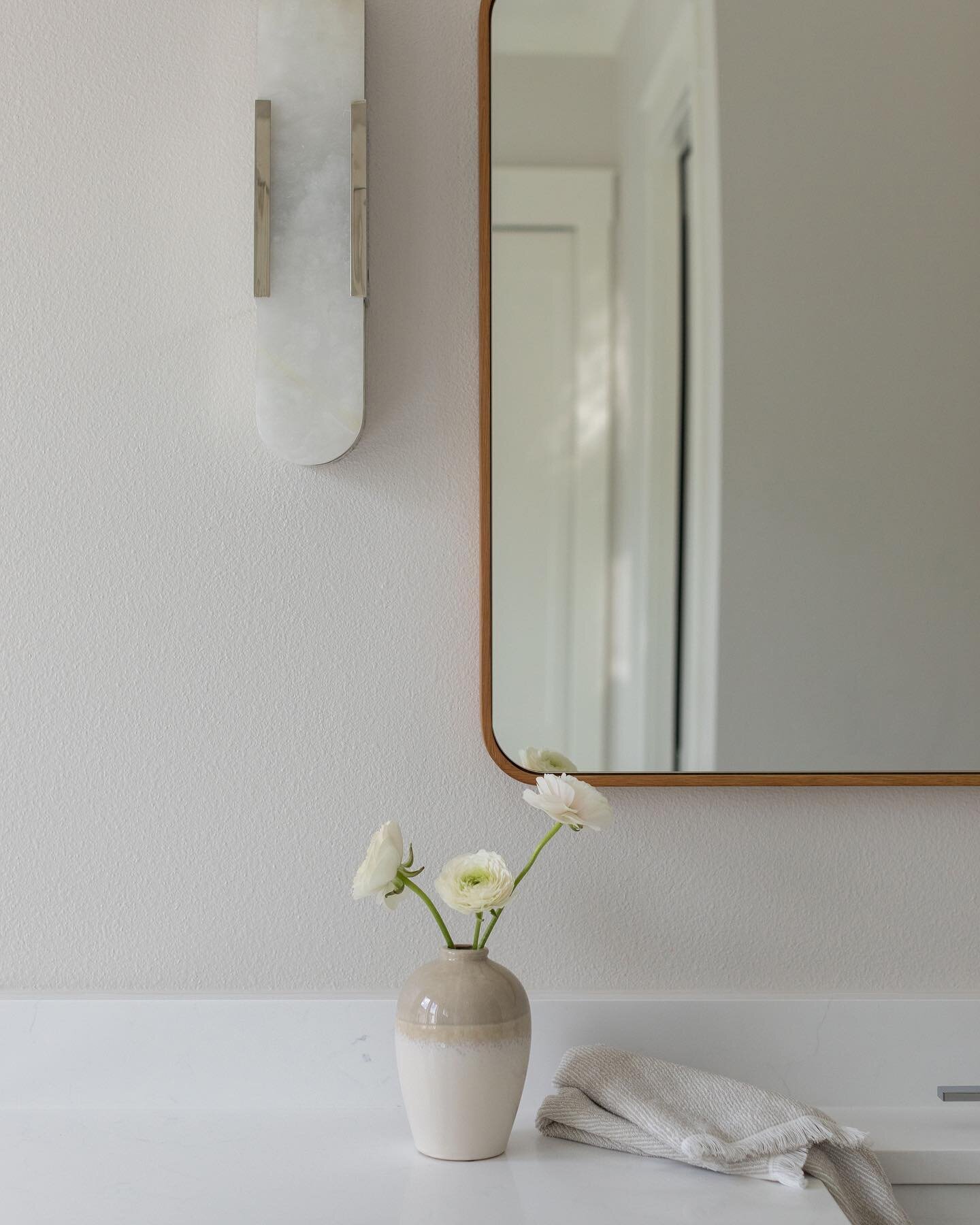 Simple elegant details✨That alabaster sconce is really stealing the show in my opinion. #CorioDesignHouse 

Photography by @bgodbee.photographer 
Architecture by Brodeur Home Designs