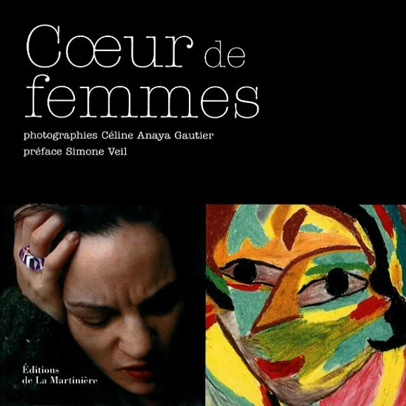 Couverture d'un livre intitulé "Cœur de femmes" avec une photographie d'une femme touchant sa tête et une peinture abstraite d'un visage féminin expressif.