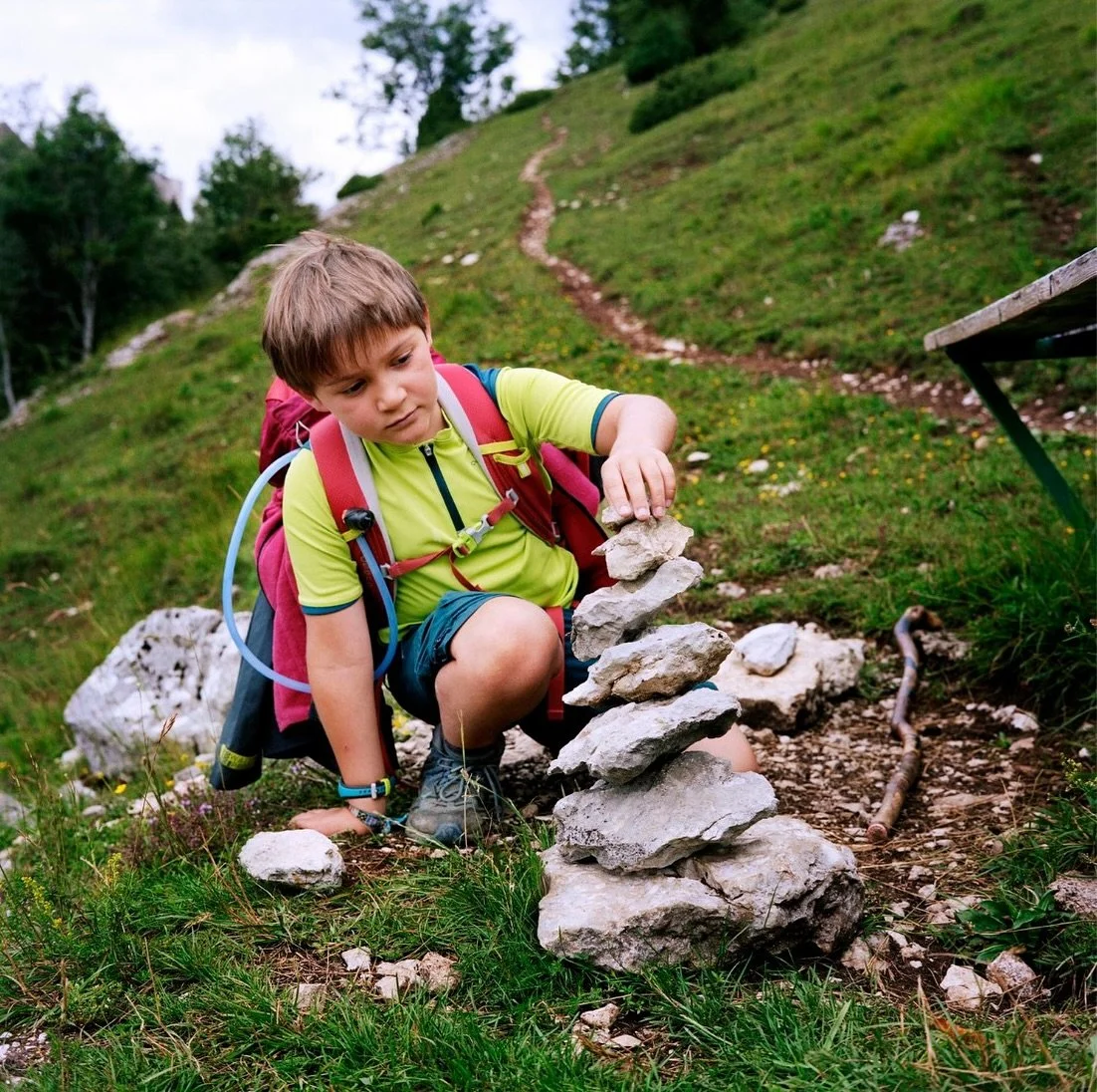 ⭕️ Marcher avec son enfant, c’est lui offrir bien plus qu’un voyage. C’est lui transmettre une leçon de vie : il est plus fort qu’il ne l’imagine, plus résilient qu’il ne le croit. C’est apprend