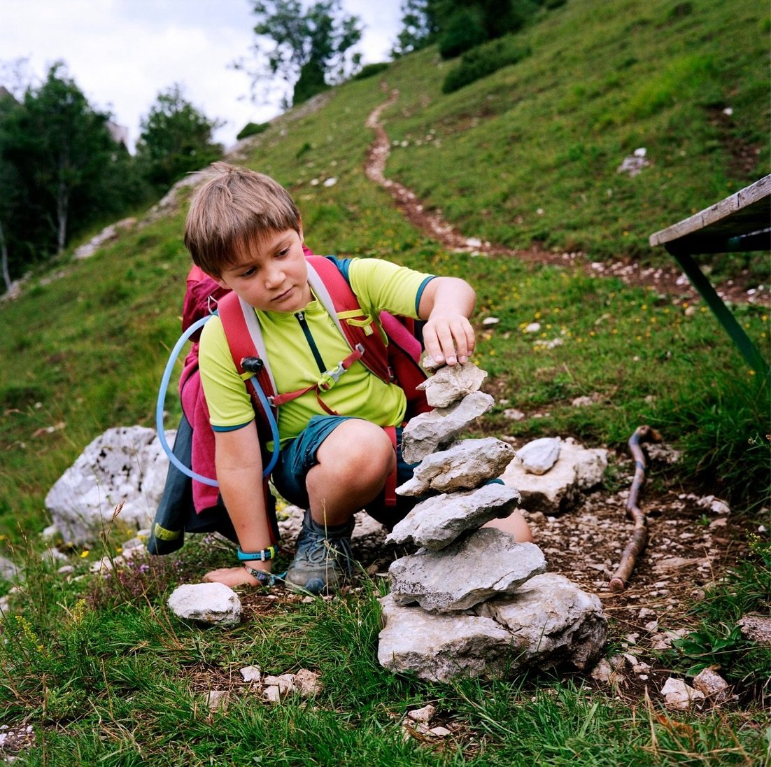 ⭕️ Marcher avec son enfant, c&rsquo;est lui offrir bien plus qu&rsquo;un voyage. C&rsquo;est lui transmettre une le&ccedil;on de vie : il est plus fort qu&rsquo;il ne l&rsquo;imagine, plus r&eacute;silient qu&rsquo;il ne le croit. C&rsquo;est apprend
