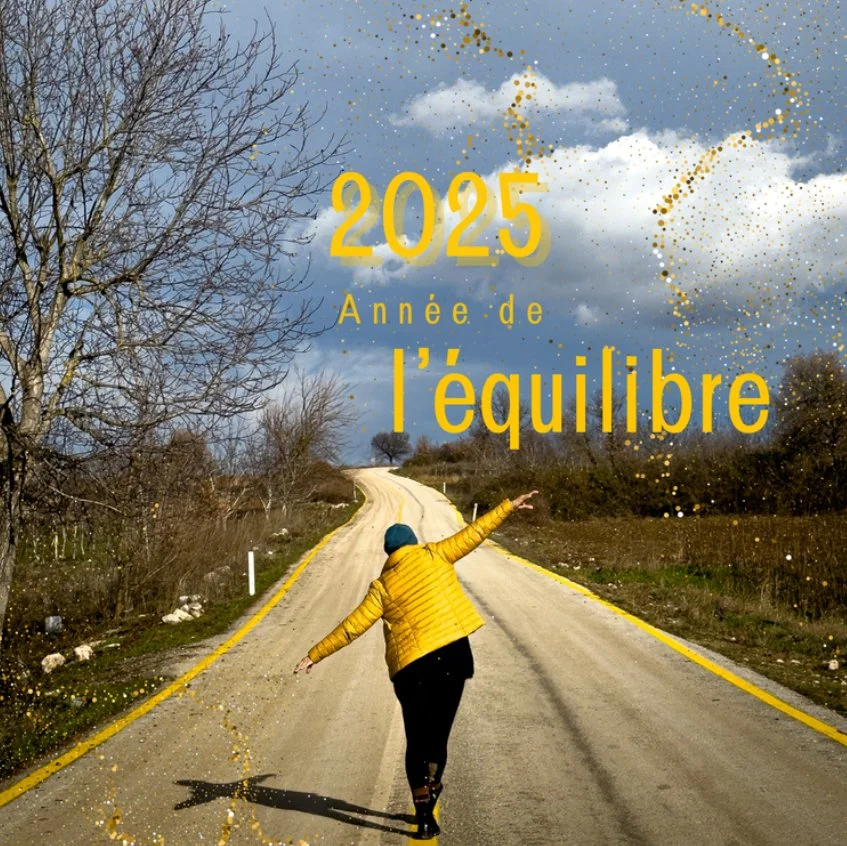 Une personne marche sur une route sinueuse en plein air avec un ciel nuageux, portant un manteau jaune. Le texte indique '2025 Année de l'équilibre'.