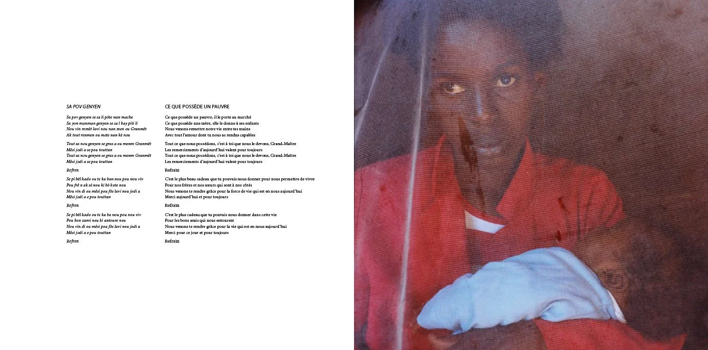 Une personne jeune portant un t-shirt rouge, assise sous une vitre, regardant à travers, avec un reflet sur la vitre, et une page de texte en français affichée à côté.