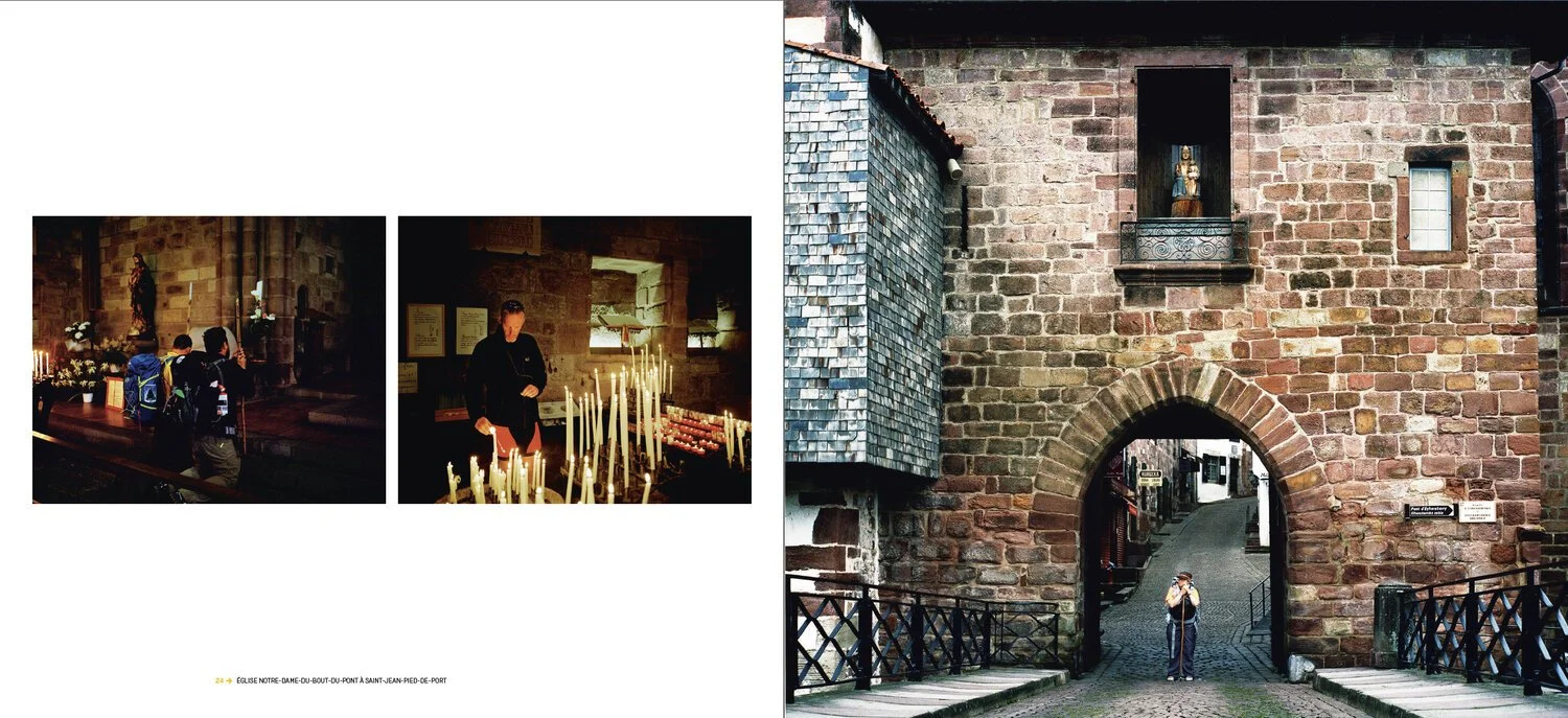 Vue extérieure d'une vieille ville avec un grand portail en pierre rouge, une personne prenant une photo, et deux images intérieures montrant des personnes priant ou près de bougies dans une église.