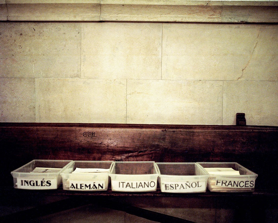 Board with labels in different languages, including English, German, Italian, Spanish and French, probably for language learning.