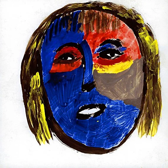 Peinture abstraite représentant un visage avec des couleurs vives comme le bleu, le rouge, le jaune, le gris et le noir, avec des traits expressifs et une expression neutre.