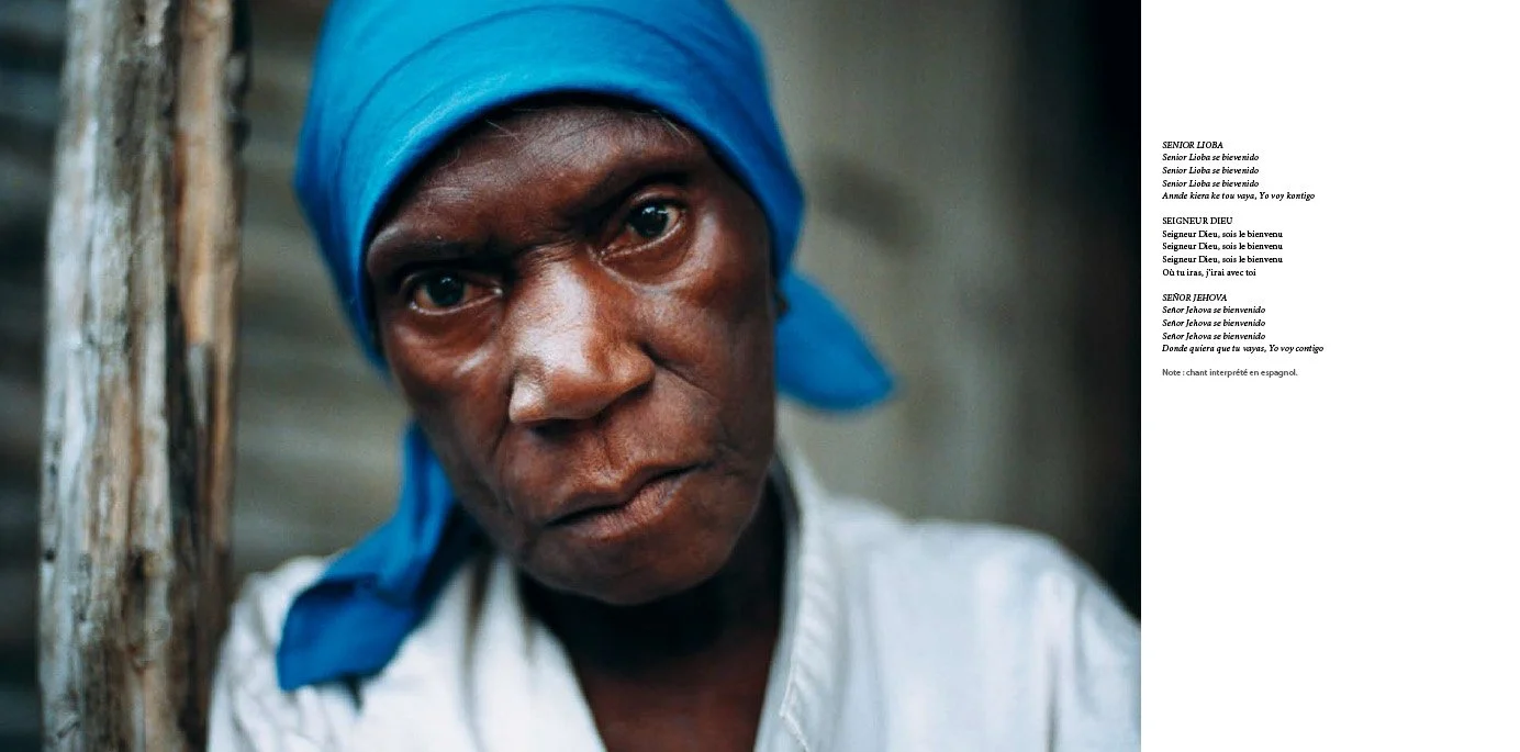 Portrait d'un homme avec un turban bleu, regardant intensément vers la caméra.