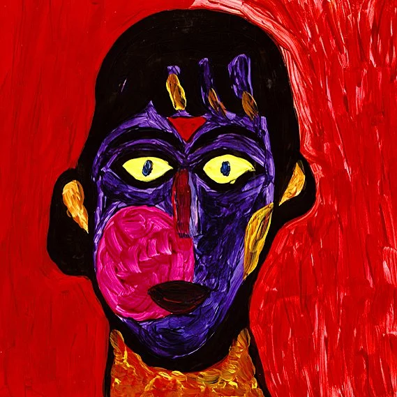 Portrait d'une figure humaine abstraite avec un visage violet, yeux jaunes, un cercle rose sur la joue gauche, fond rouge.