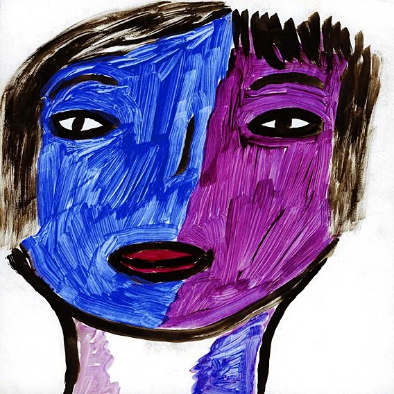 Portrait abstrait d'une figure humaine avec moitié visage bleue, moitié visage rose, expression neutre, traits noirs, cheeks rouges, fond blanc.