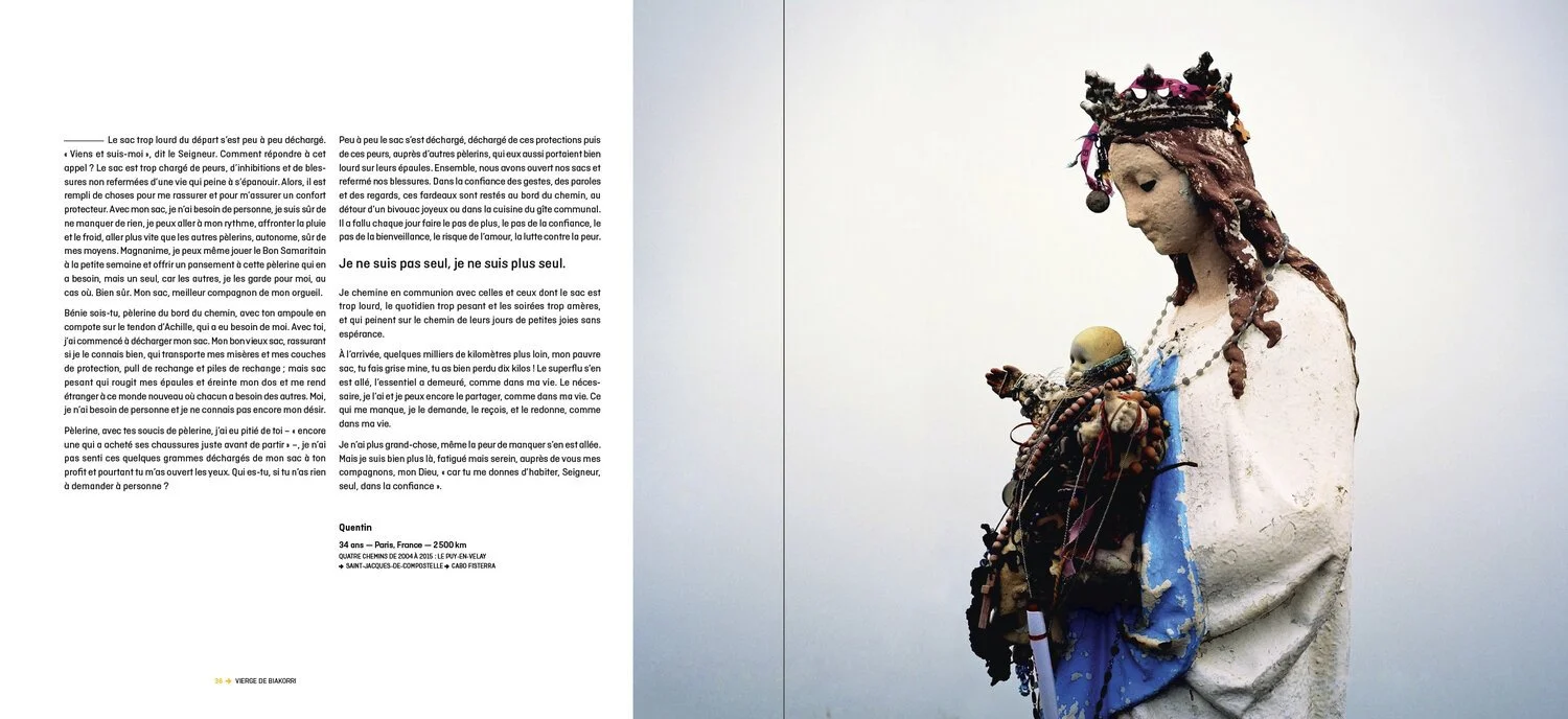 Statue d'une femme avec couronne, portant des bijoux et un vêtement bleu, contre un fond d'azur